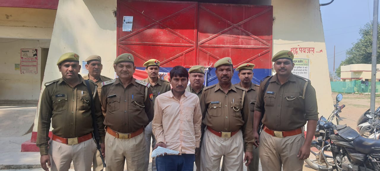 पुलिस की गिरफ्त में आरोपी.