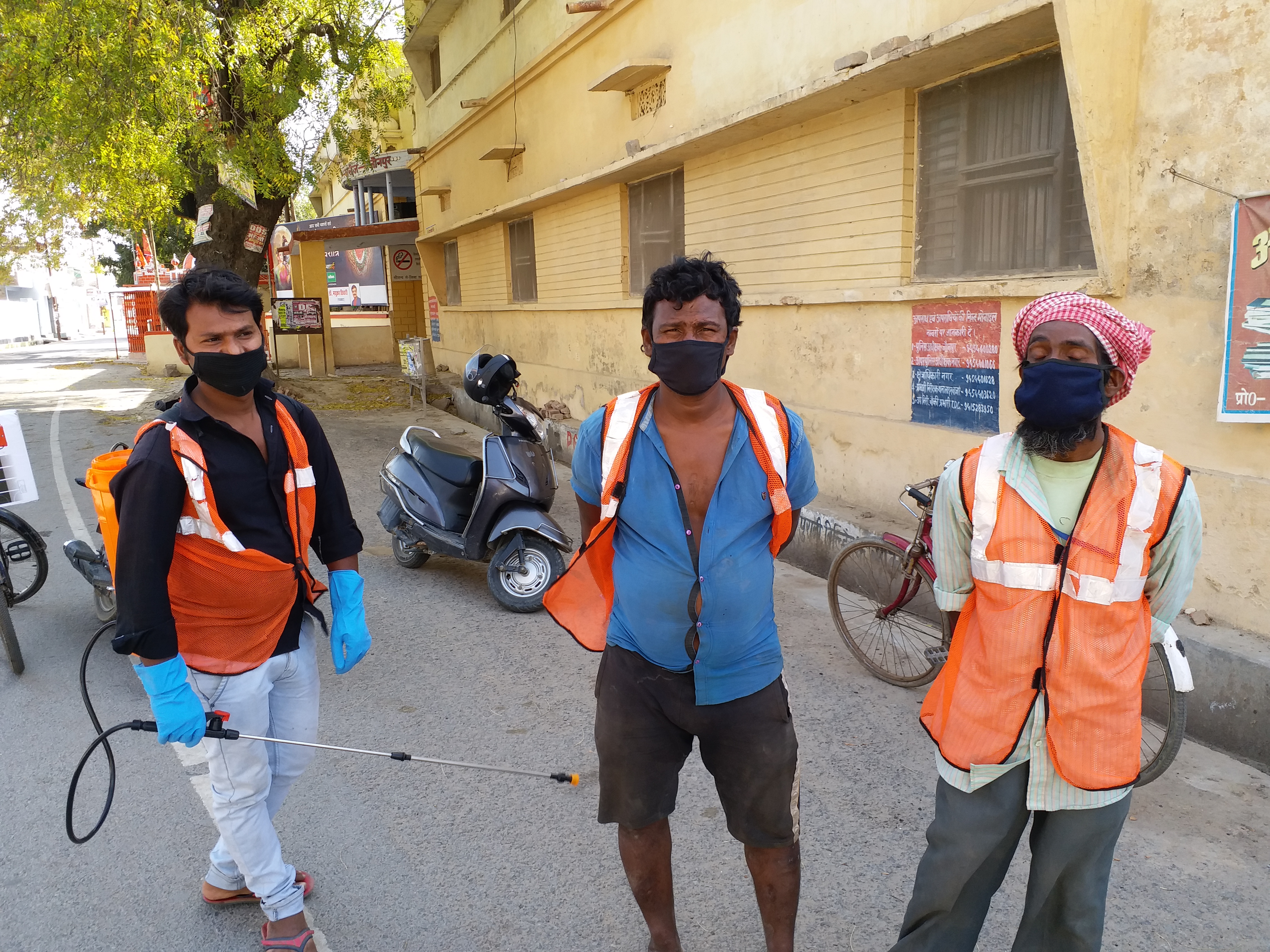 कोरोना वायरस से बचाने के लिए सफाई कर्मी कर रहे कड़ी मेहनत.