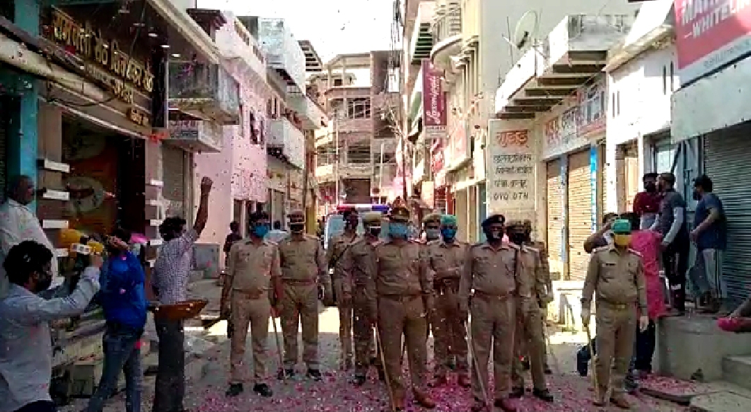 पुलिसकर्मियों पर फूल की बारिश