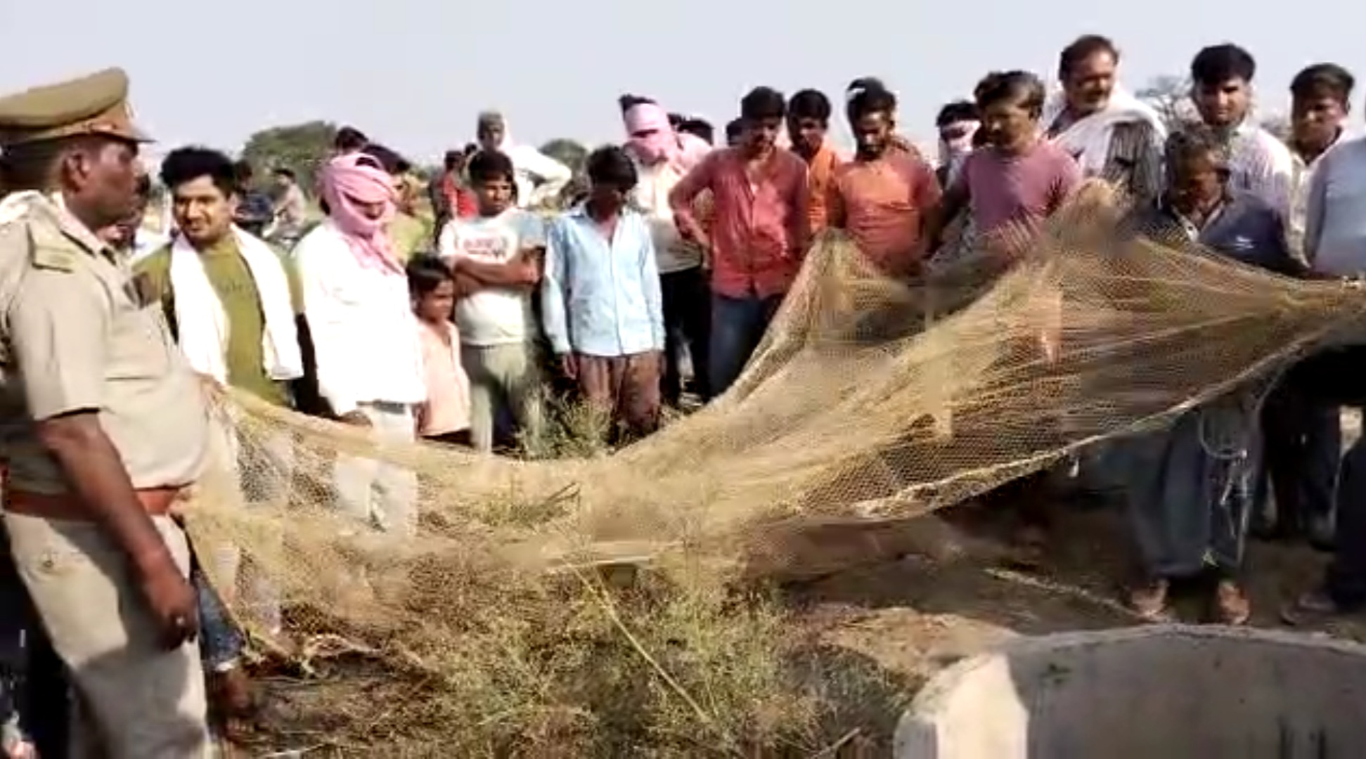 बोरवेल में गिरे तेंदुए का रेस्क्यू करती टीम.