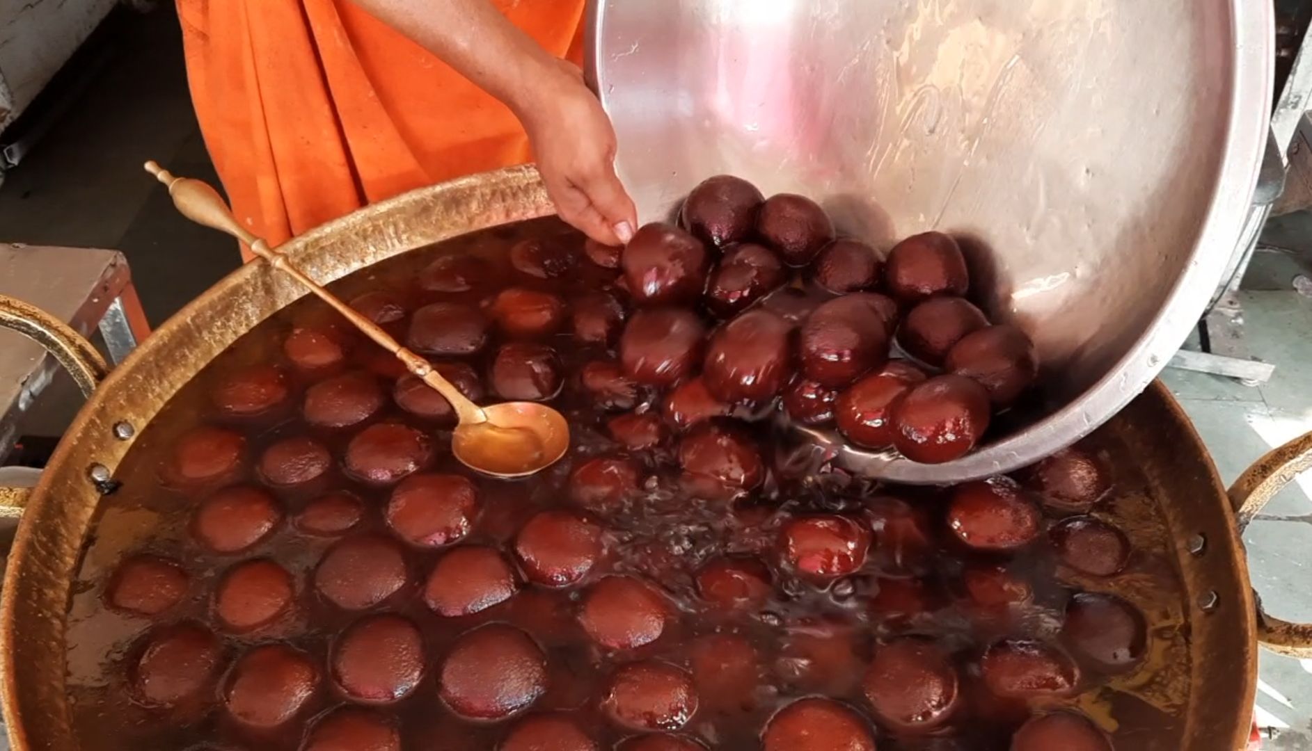 ಝಾನ್ಸಿಯಲ್ಲಿ ತಯಾರುಗೊಳ್ಳುವ ರಸಗುಲ್ಲಾ