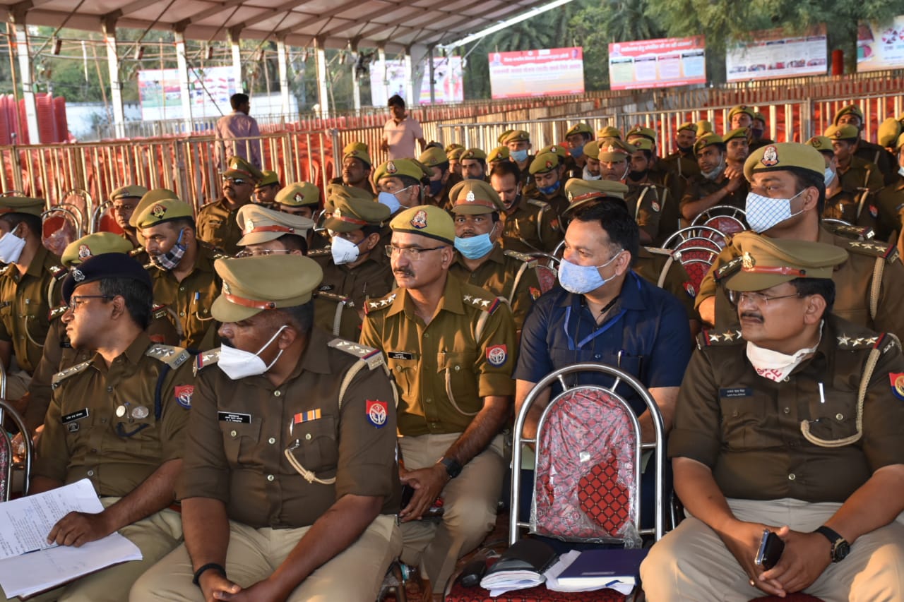 ब्रीफिंग में मौजूद पुलिस अधिकारी.