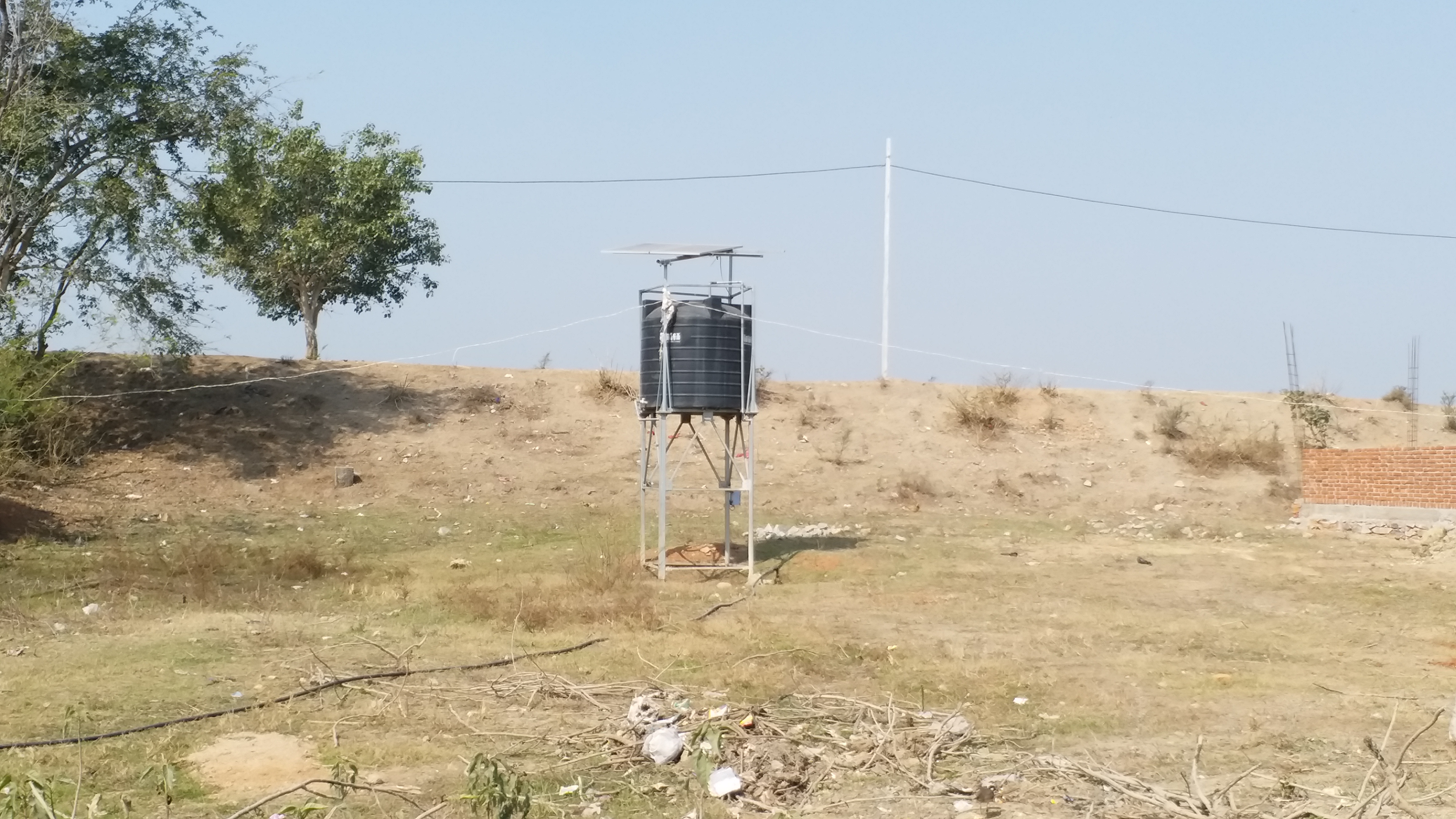 क्षेत्र में पानी की समस्या से जूझ रहे ग्रामीण.