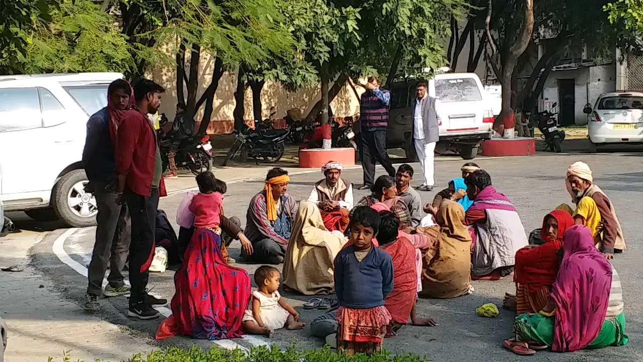 sapera community sitting on outside dm office in kanpur dehat