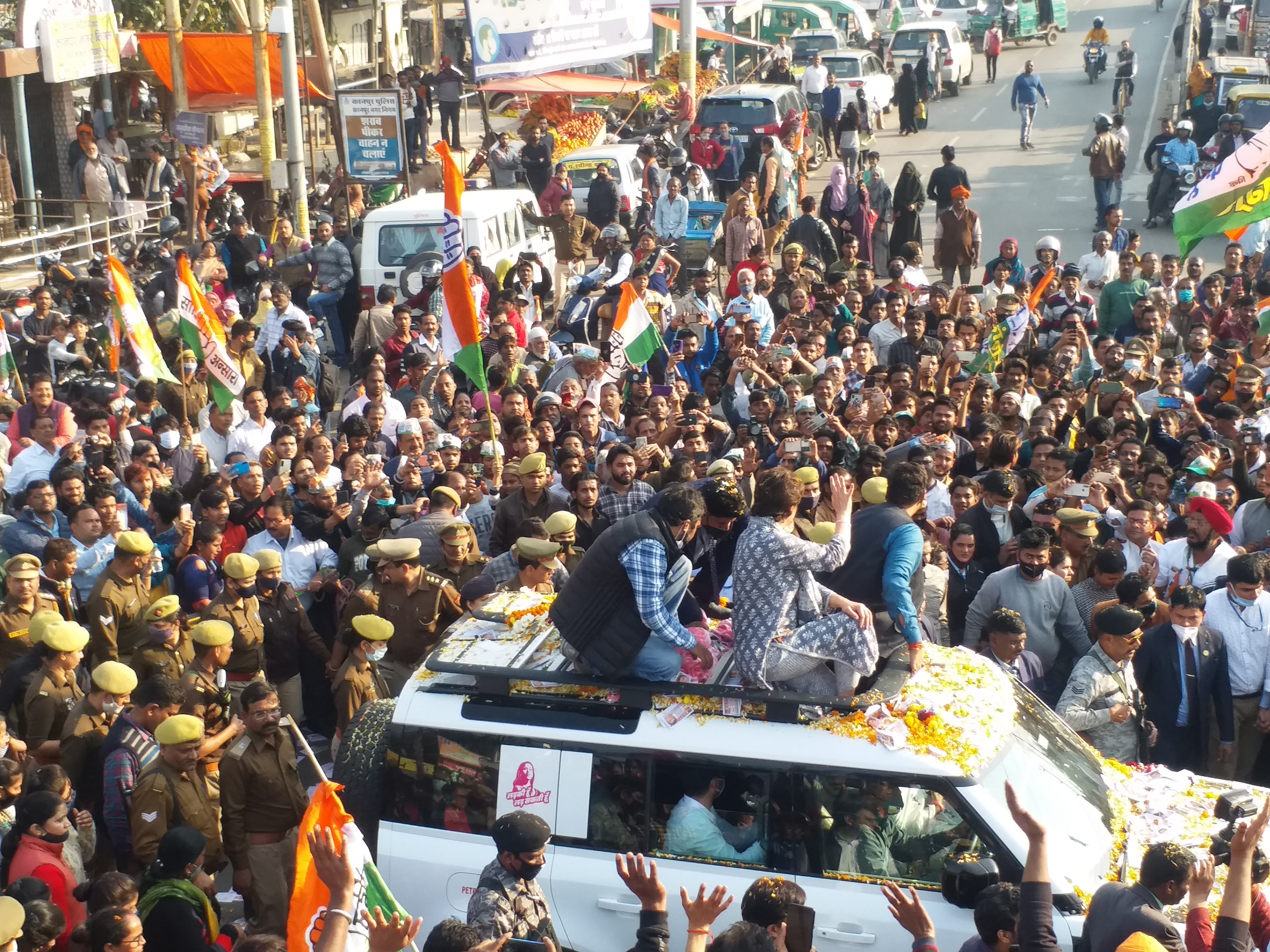 प्रियंका गांधी ने कानपुर में किया रोड शो
