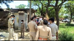 दो पक्षों के बीच हुए विवाद को सुलझाने पहुंची पुलिस बनी बंधक.