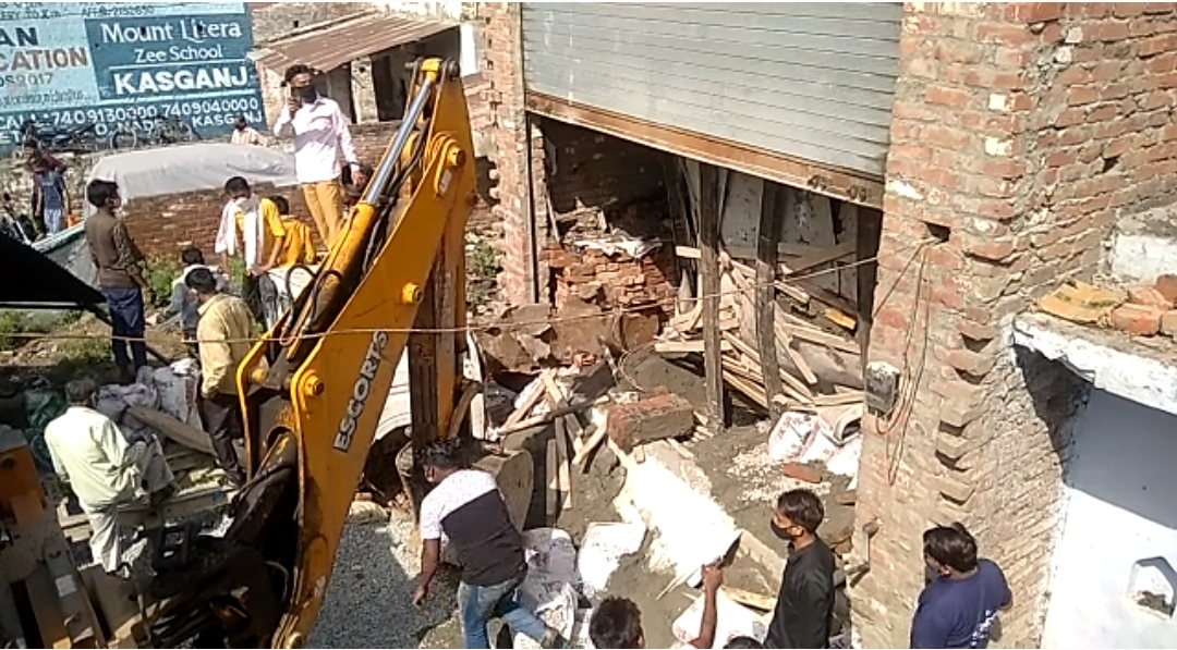 Kasganj under-construction building collapse  under-construction building collapse  under-construction building collapse in UP  building collapse in UP  യുപിയിൽ നിർമാണത്തിലിരുന്ന ബഹുനില കെട്ടിടം തകർന്ന് മൂന്ന് പേർ മരിച്ചു  ഉത്തർപ്രദേശിലെ കസ്‌ഗഞ്ച്