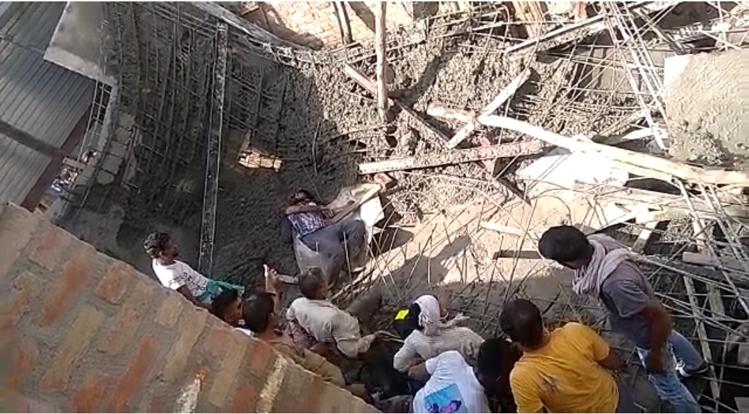 Kasganj under-construction building collapse  under-construction building collapse  under-construction building collapse in UP  building collapse in UP  യുപിയിൽ നിർമാണത്തിലിരുന്ന ബഹുനില കെട്ടിടം തകർന്ന് മൂന്ന് പേർ മരിച്ചു  ഉത്തർപ്രദേശിലെ കസ്‌ഗഞ്ച്