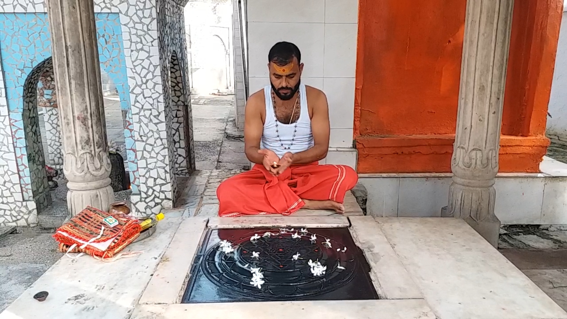 श्रीयंत्र की पूजा करते सेवादार.