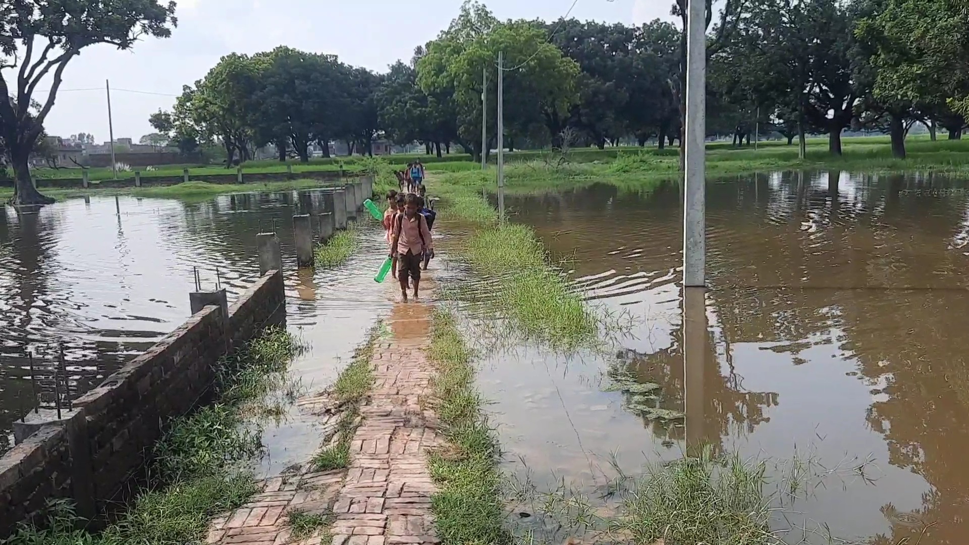 स्कूल की सड़क पर भरा पानी