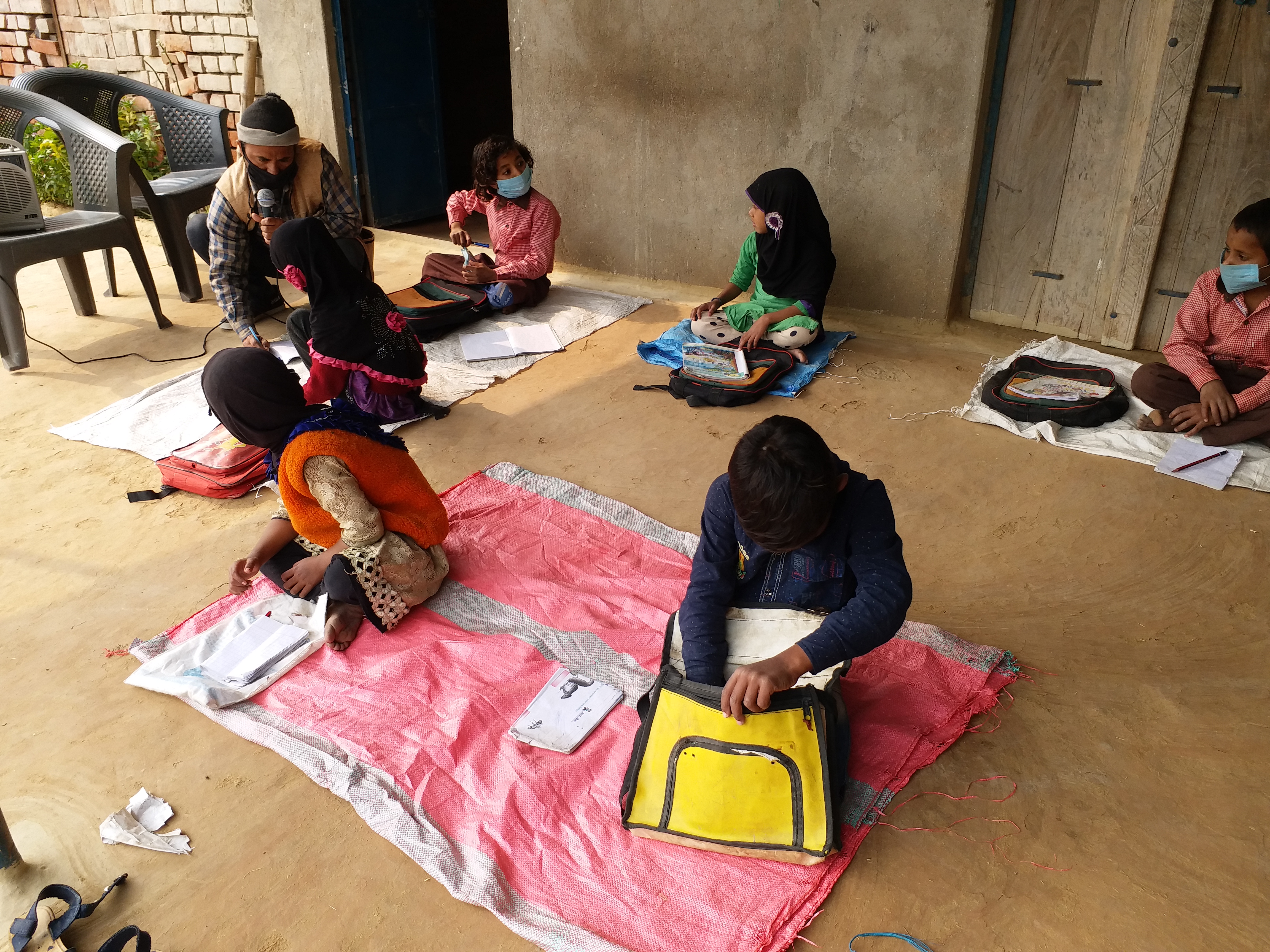 teacher are teaching council school children through nukkad pathshala