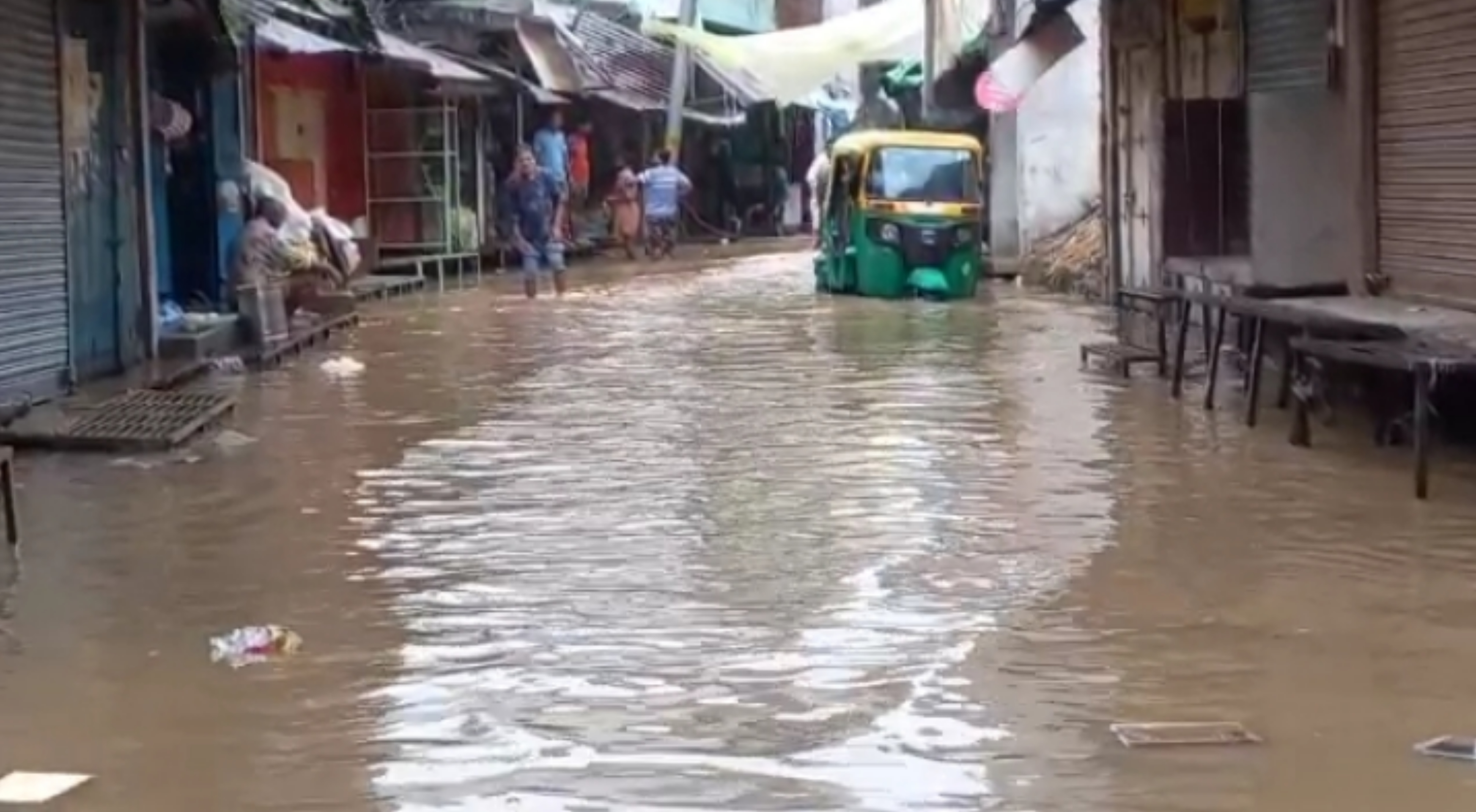 बारिश से जगह-जगह जलभराव.