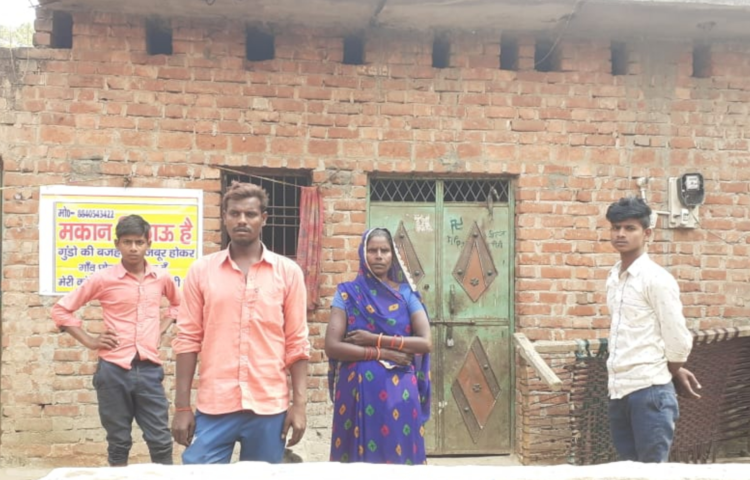 कन्नौज में दबंगों से परेशान परिवार ने मकान बेचने को लगाए पोस्टर