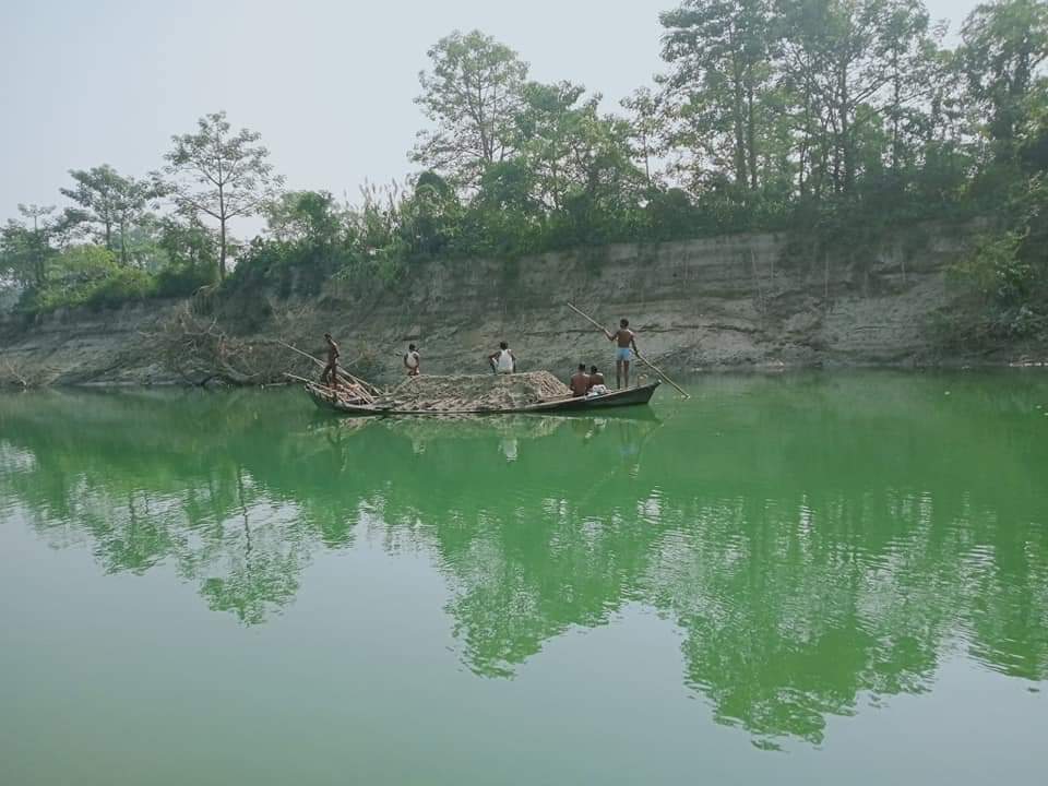 छोटी गंडक नदी से बिना पट्टा हो रहे अवैध बालू खनन