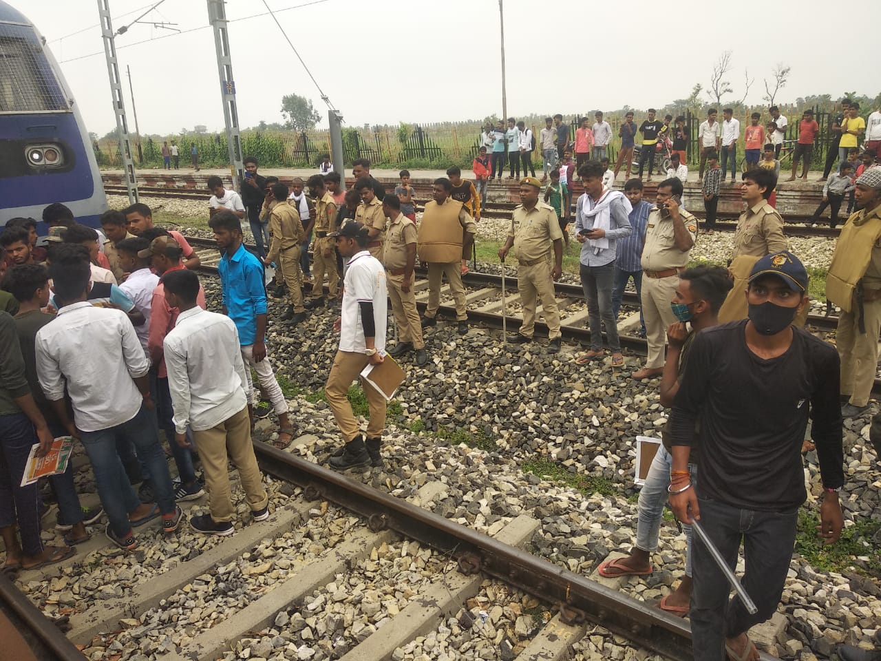 कुशीनगर में अग्निपथ  के विरोध में रोकी ट्रेन