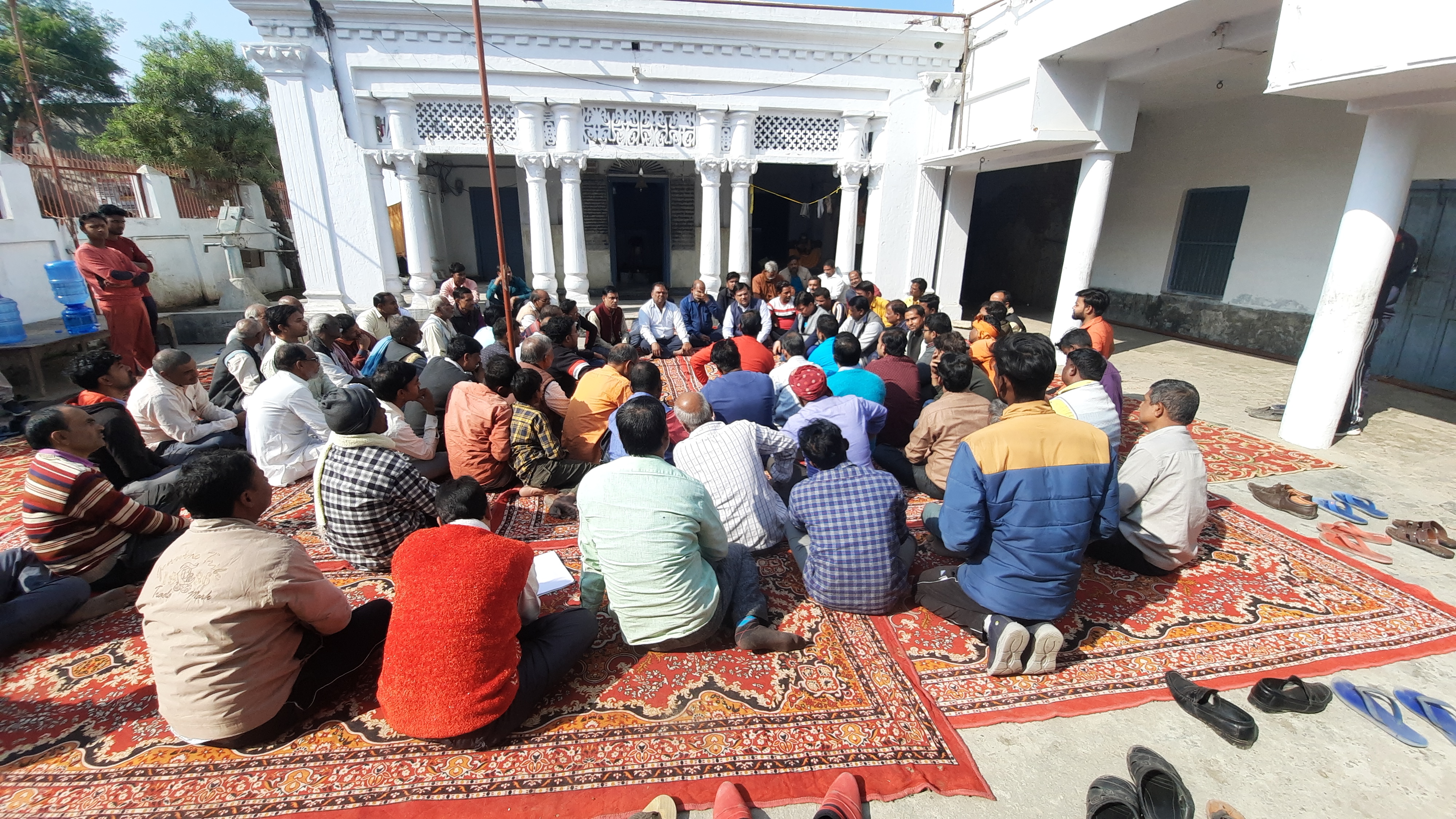 कुशीनगर में लक्ष्मीगंज बाजार के व्यापारियों की बैठक