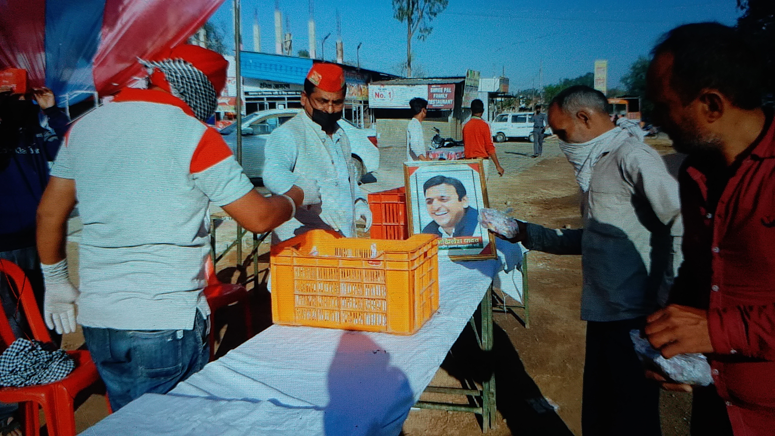 samajwadi party people were helping people