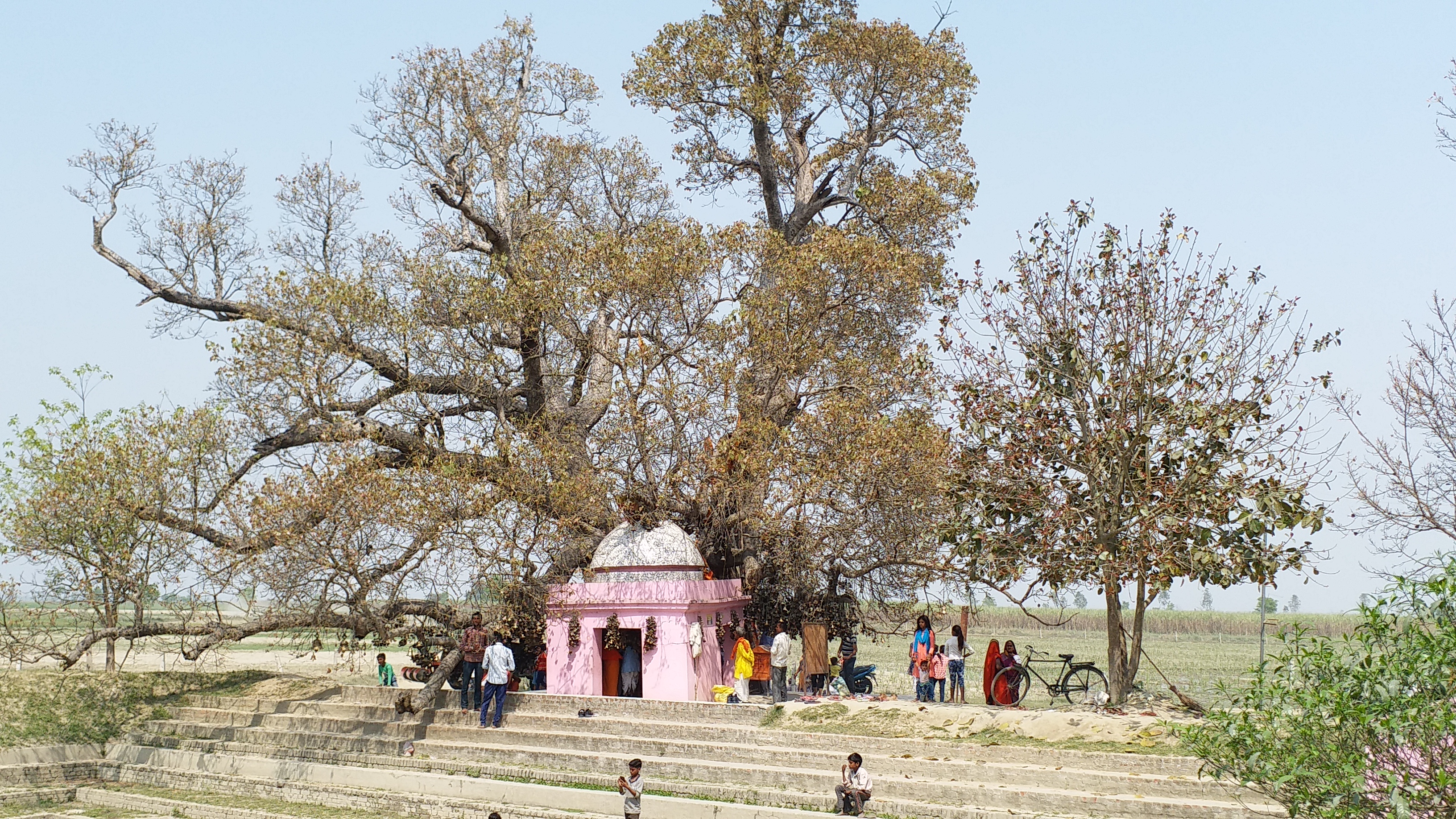 शारदा नदी के पास है मंदिर.