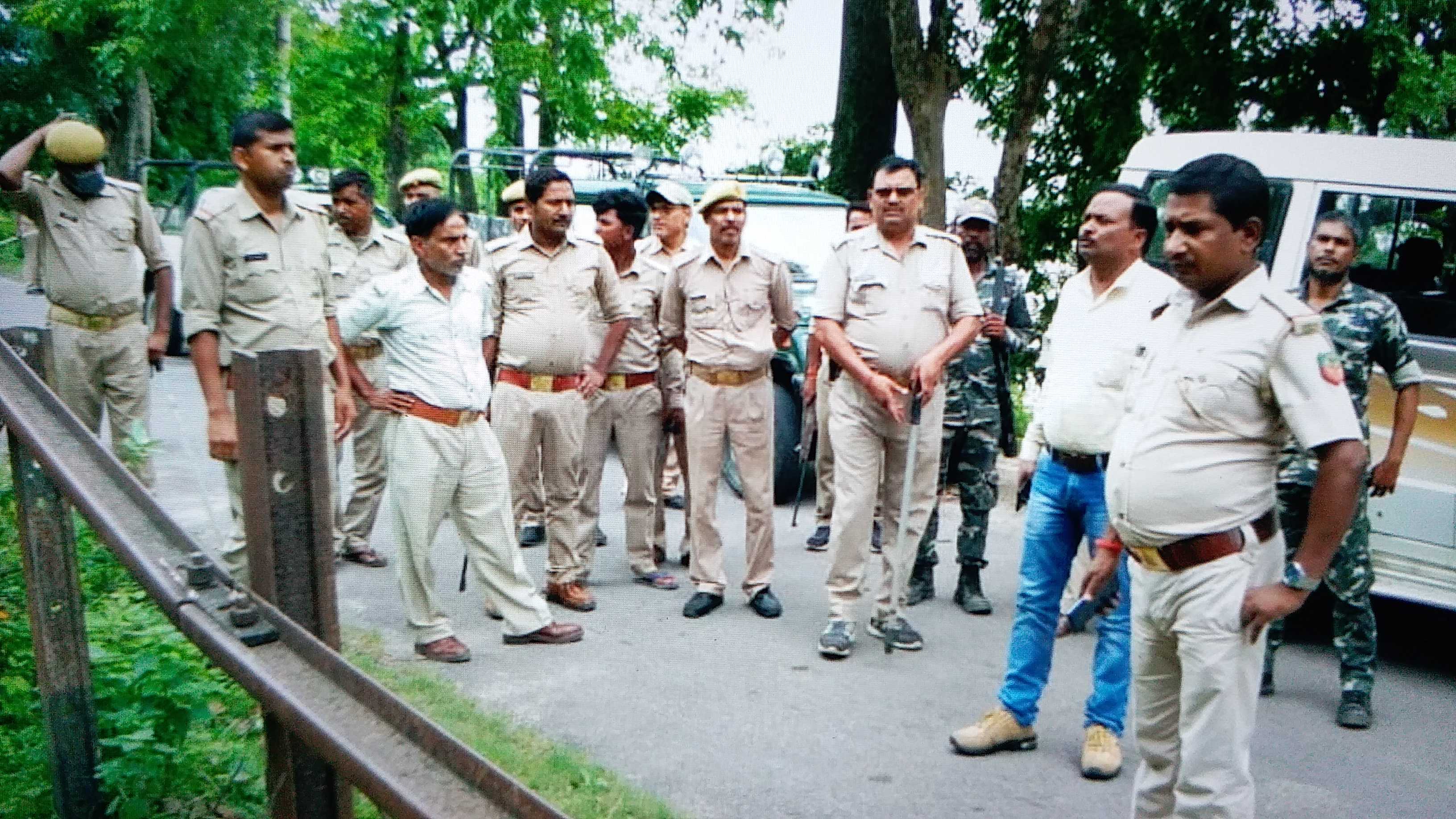 मौके पर मौजूद पुलिसकर्मी.