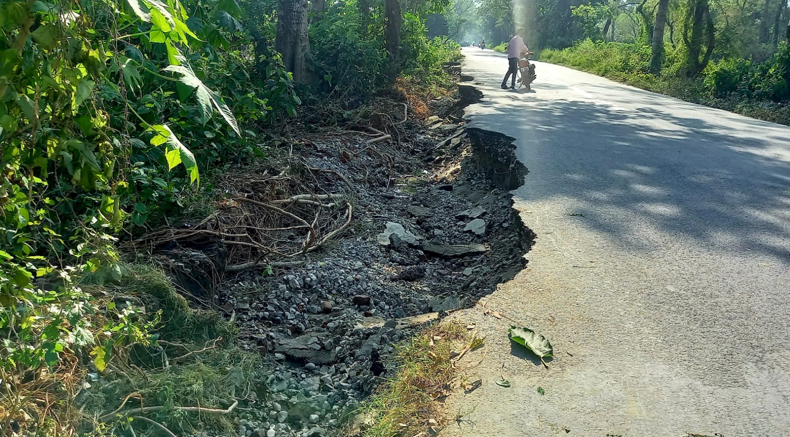 बुरी तरीके से क्षतिग्रस्त सड़कें.