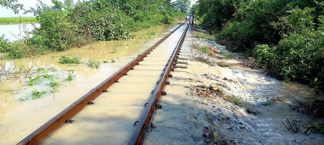 रेलवे ट्रैक पर भरा पानी