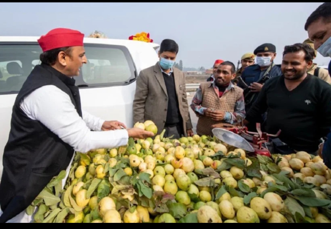 हर किसी से मिलते सपा प्रमुख अखिलेश यादव