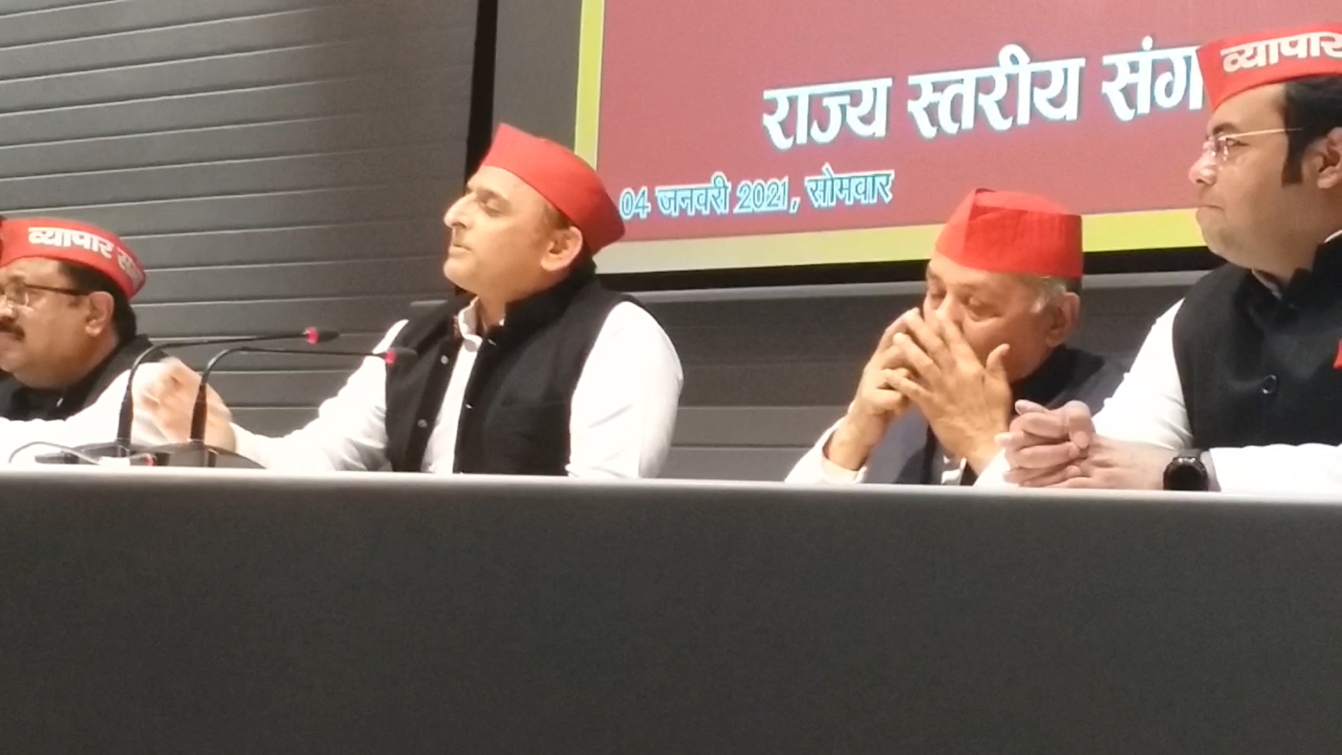 Akhilesh Yadav surrounded the press conference by giving a statement on the Corona vaccine