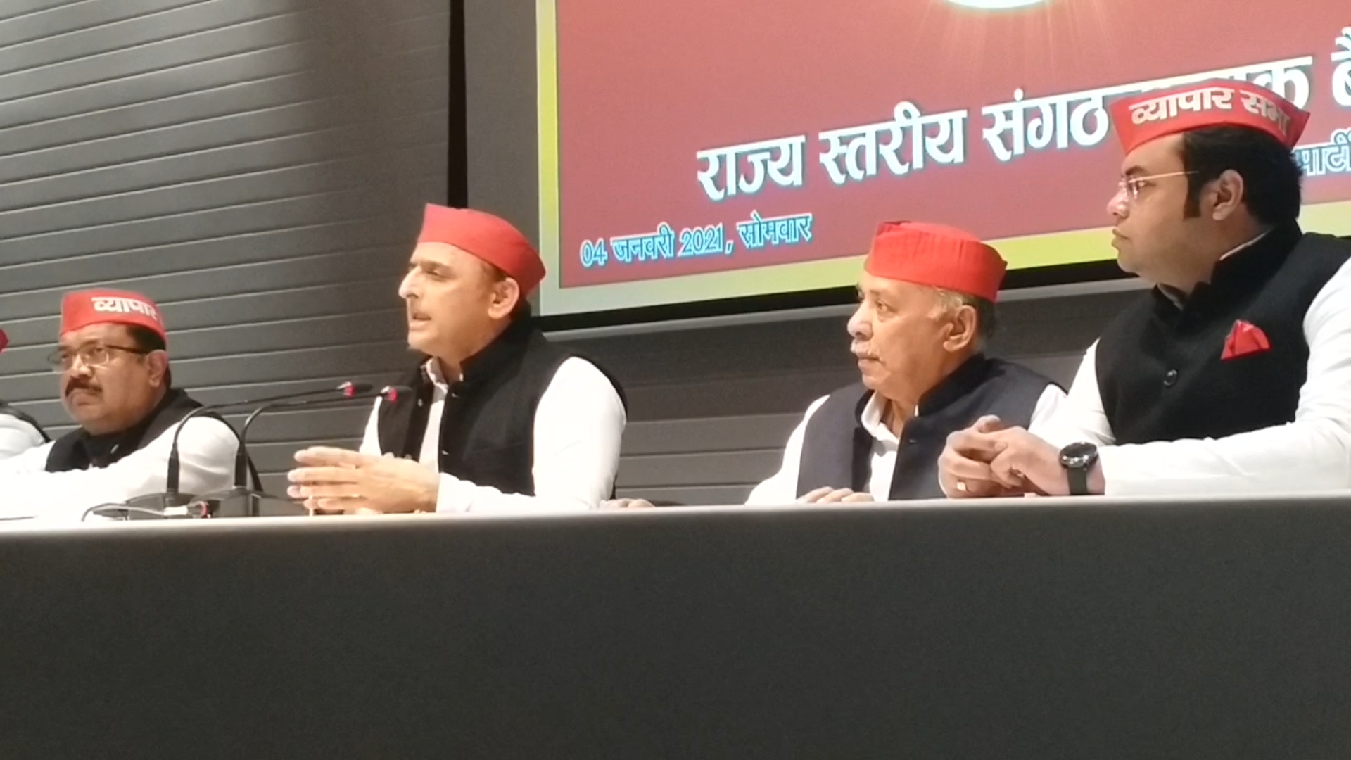 Akhilesh Yadav surrounded the press conference by giving a statement on the Corona vaccine