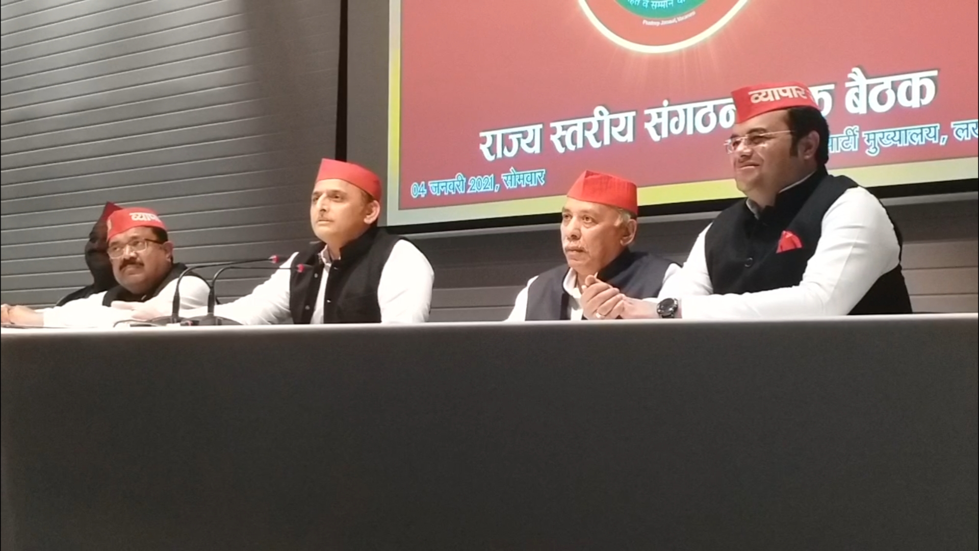 Akhilesh Yadav surrounded the press conference by giving a statement on the Corona vaccine