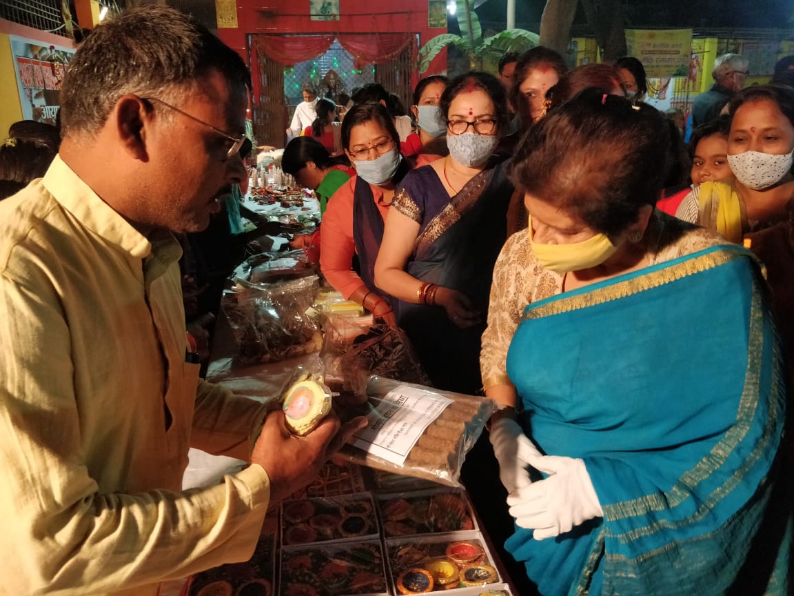 गाय के गोबर से बने दीयों की प्रदर्शनी में पहुंचीं महापौर.