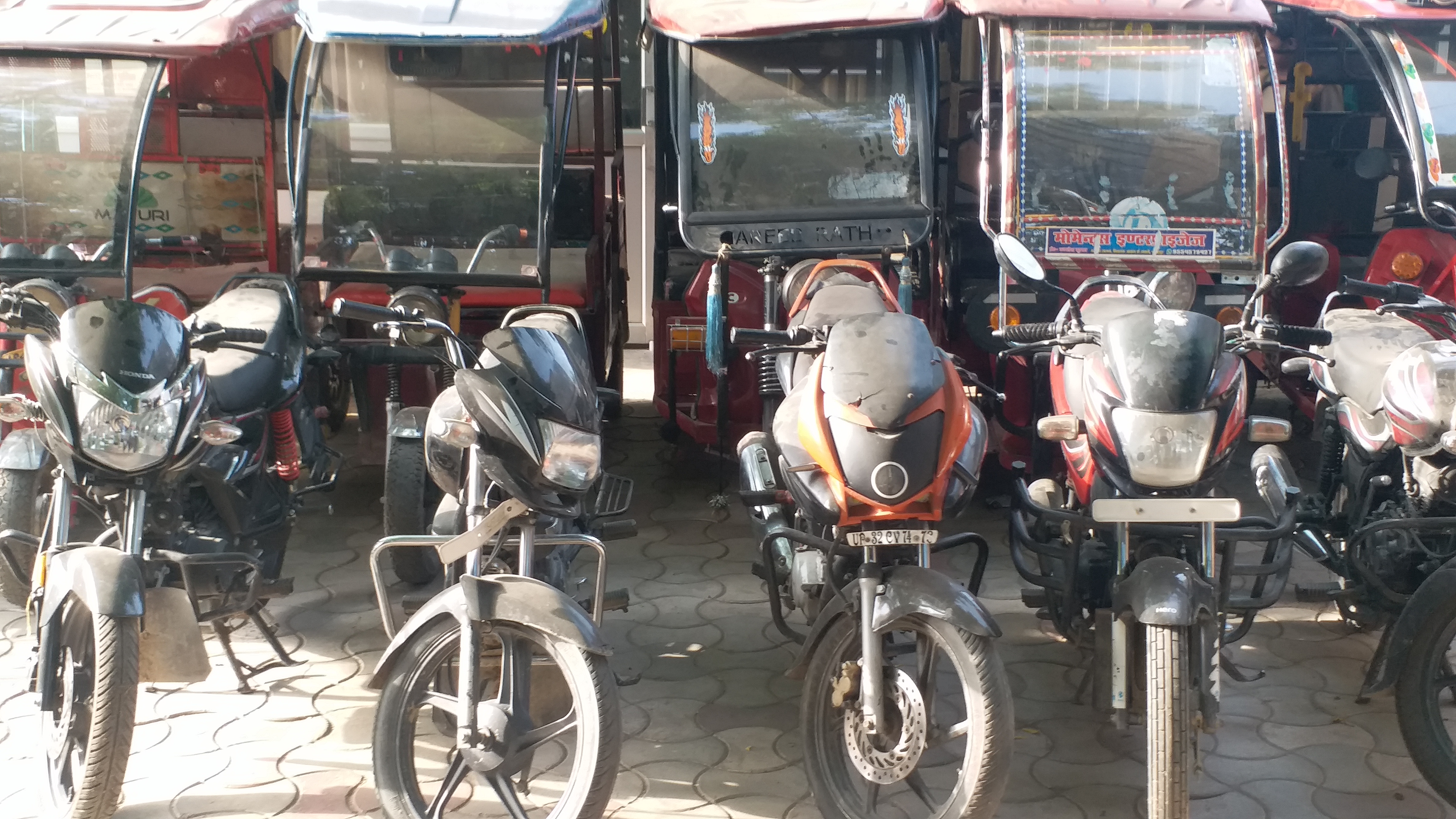 5 मोटरसाइकिल, 7ई -रिक्शा बरामद
