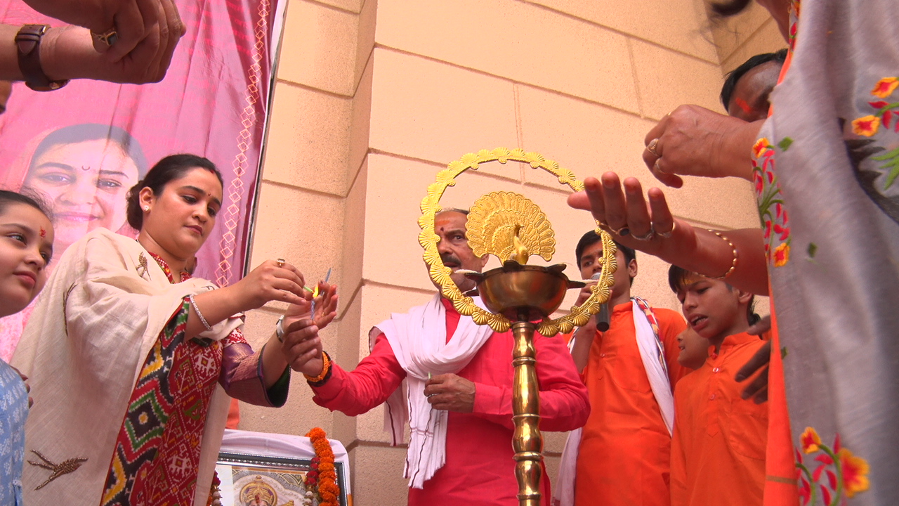 मुलायम सिंह की पुत्रवधू अपर्णा अब बजरंगबली की शरण में, बोलीं-मैं लक्ष्य की ओर बढ़ रही हूं.