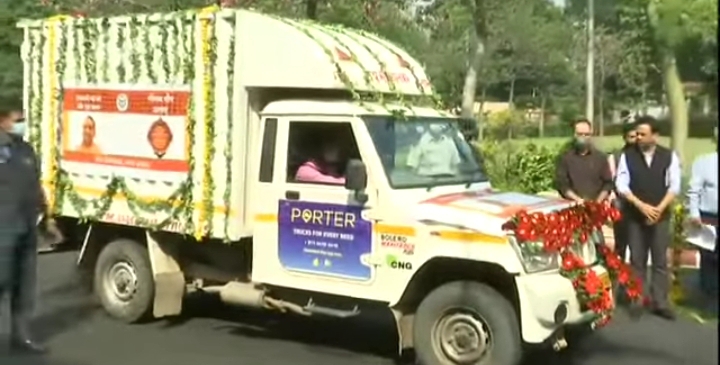 11 हजार दीपों के वाहन को CM योगी ने किया रवाना