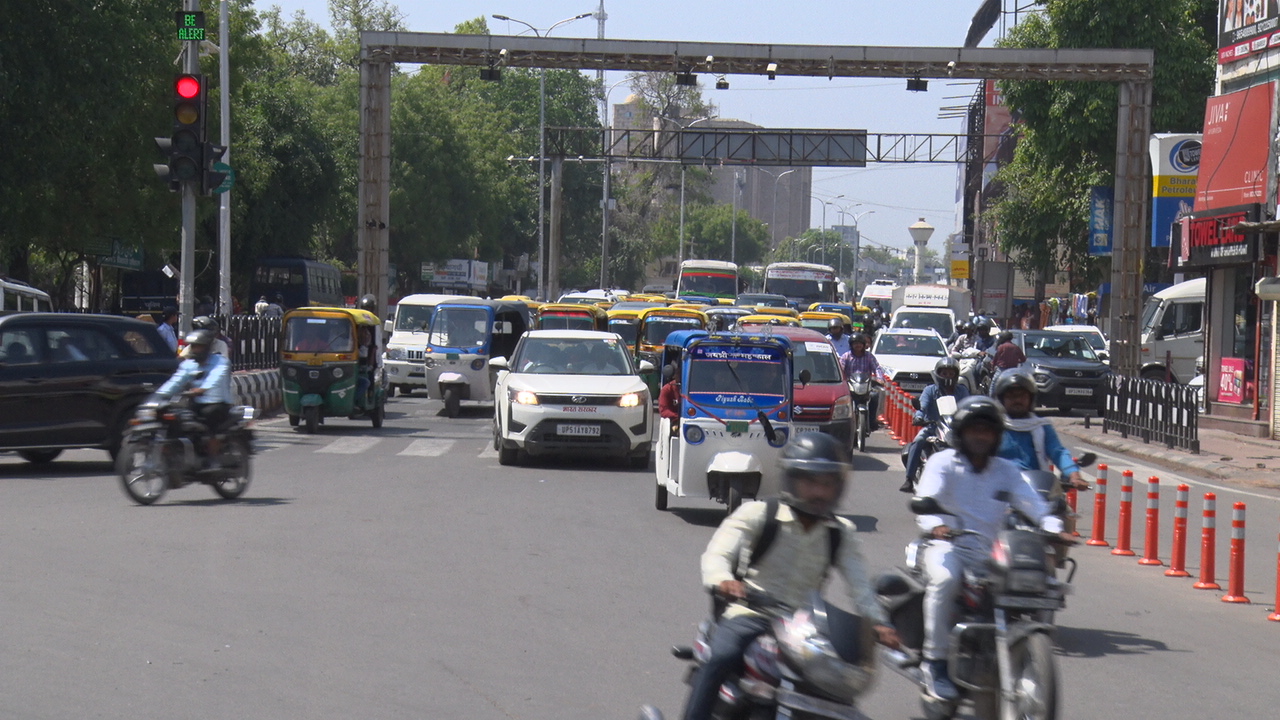 Lucknow News : प्रतिबंध के बावजूद राजधानी के मेट्रो रूट्स पर धडल्ले से दौड़ रहे ई रिक्शा.