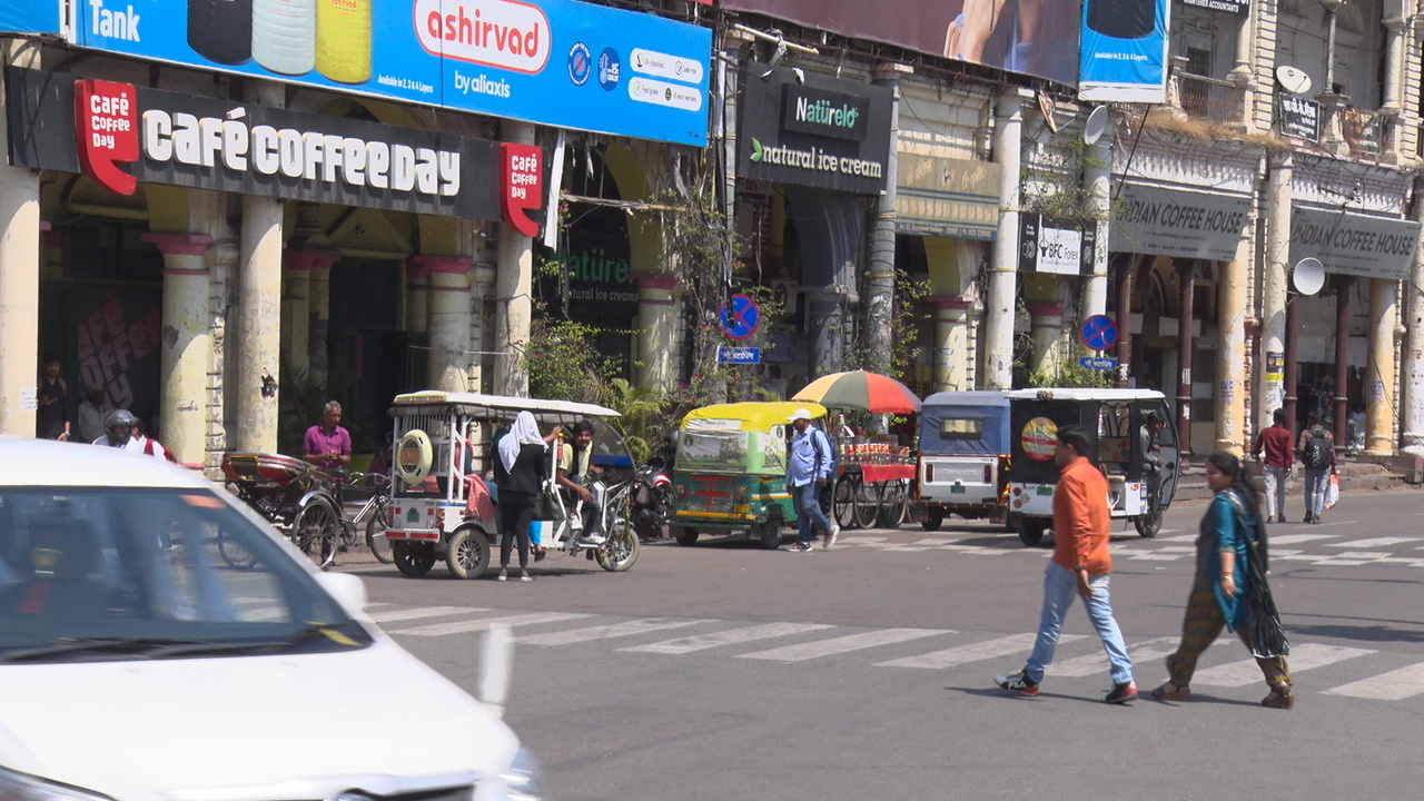 Lucknow News : प्रतिबंध के बावजूद राजधानी के मेट्रो रूट्स पर धडल्ले से दौड़ रहे ई रिक्शा.