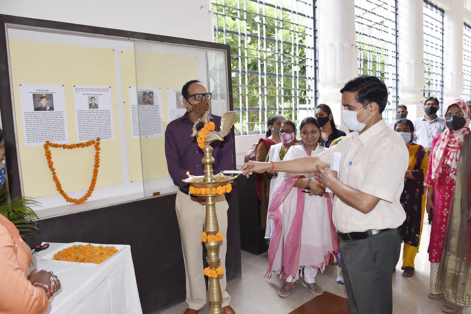 विजय दिवस के अवसर पर लखनऊ स्थित राज्य संग्रहालय में लगाई गई शस्त्रों की प्रदर्शनी