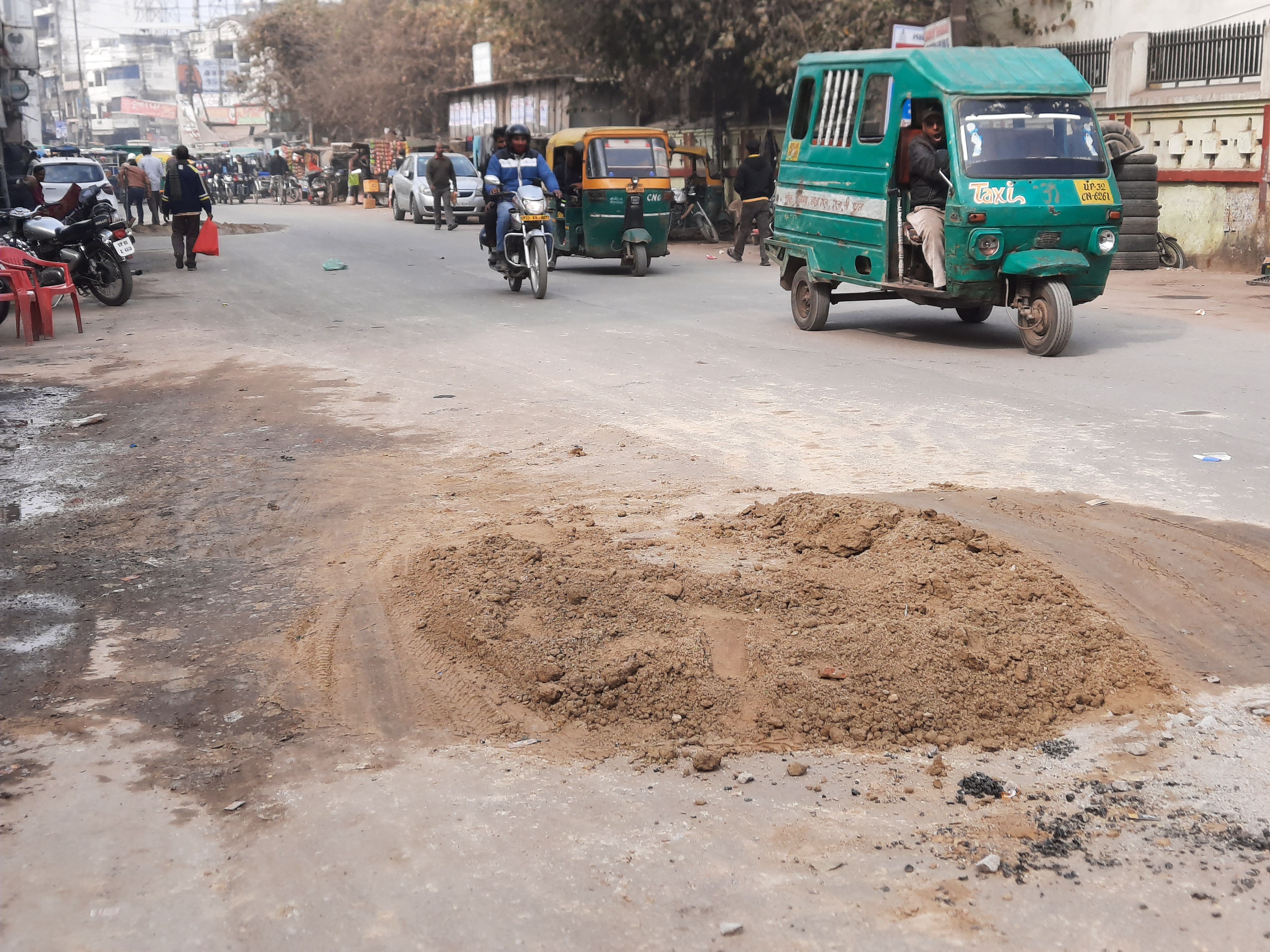 pits on the road in lucknow