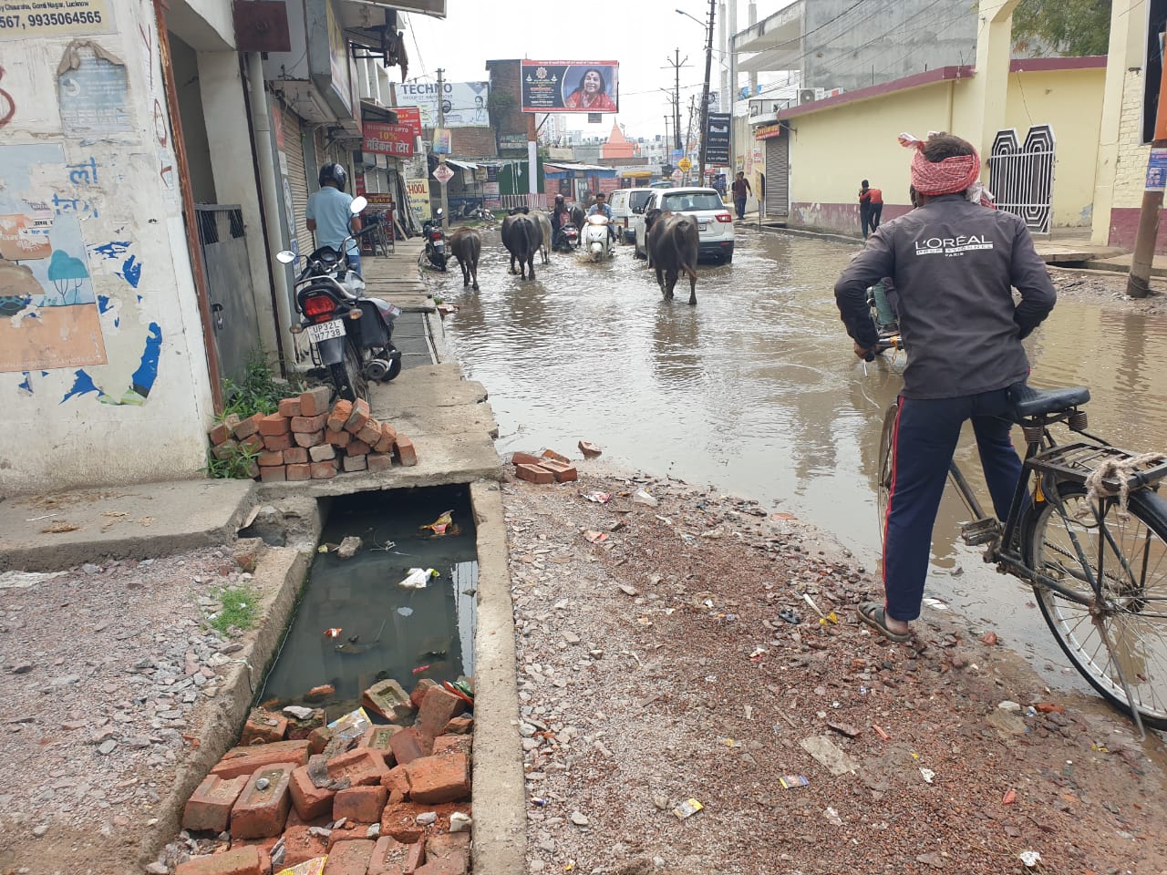 100 मीटर सड़क बनाने में खर्च हो गए दो करोड़ रुपये फिर भी जलभराव से नहीं मिली निजात.