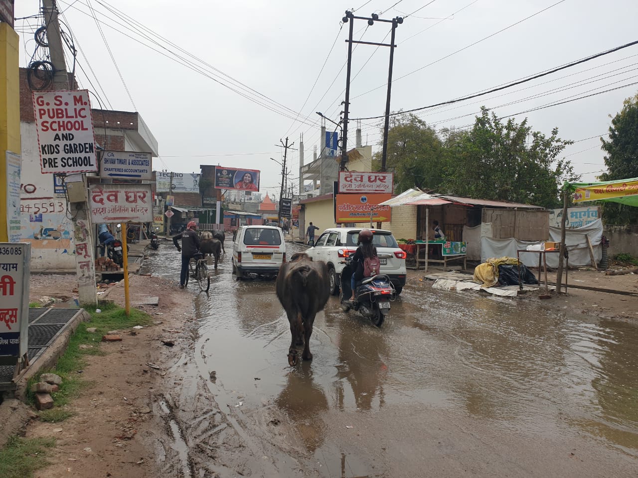 100 मीटर सड़क बनाने में खर्च हो गए दो करोड़ रुपये फिर भी जलभराव से नहीं मिली निजात.