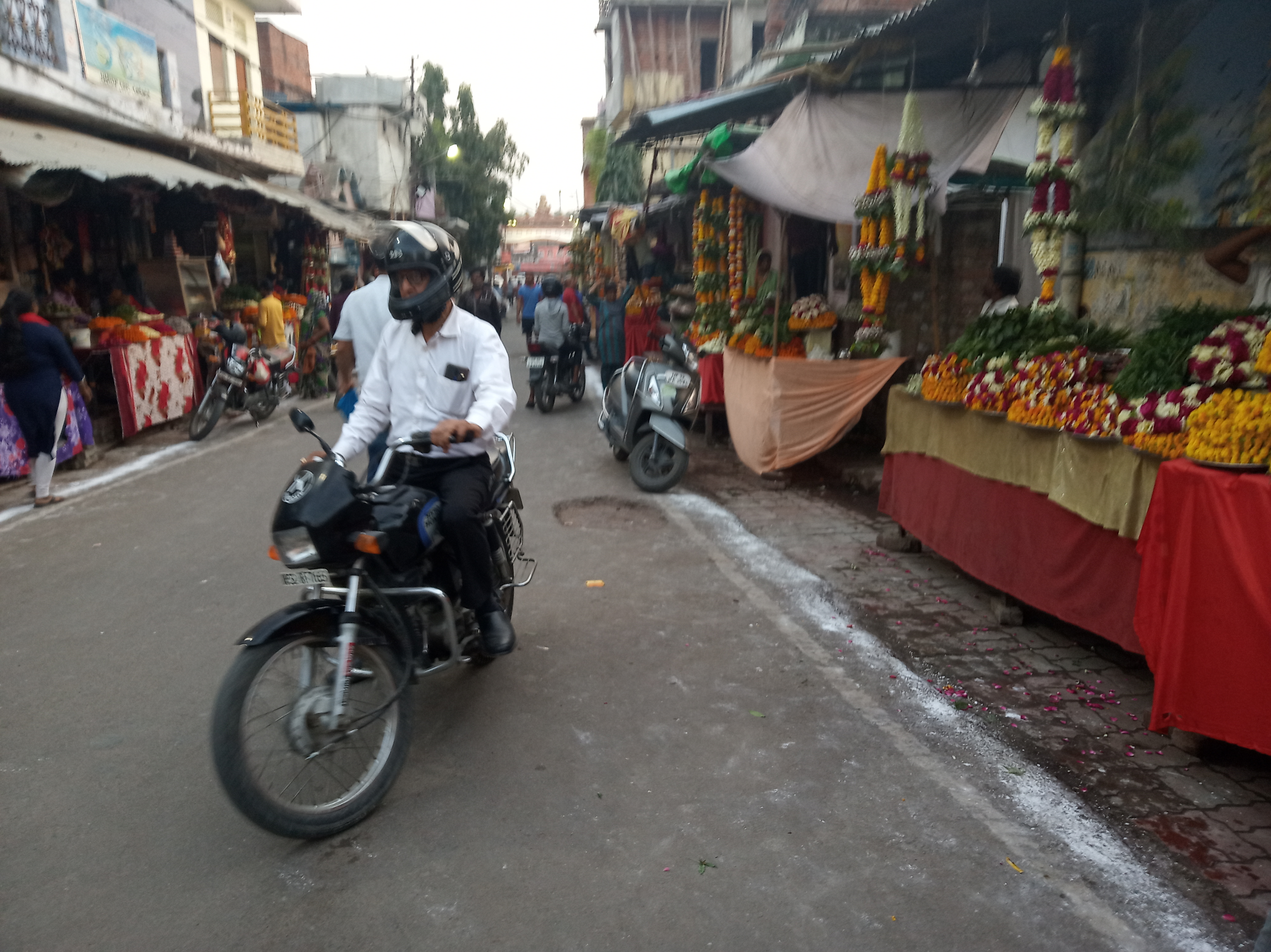 माला-फूल की सजी दुकानें.