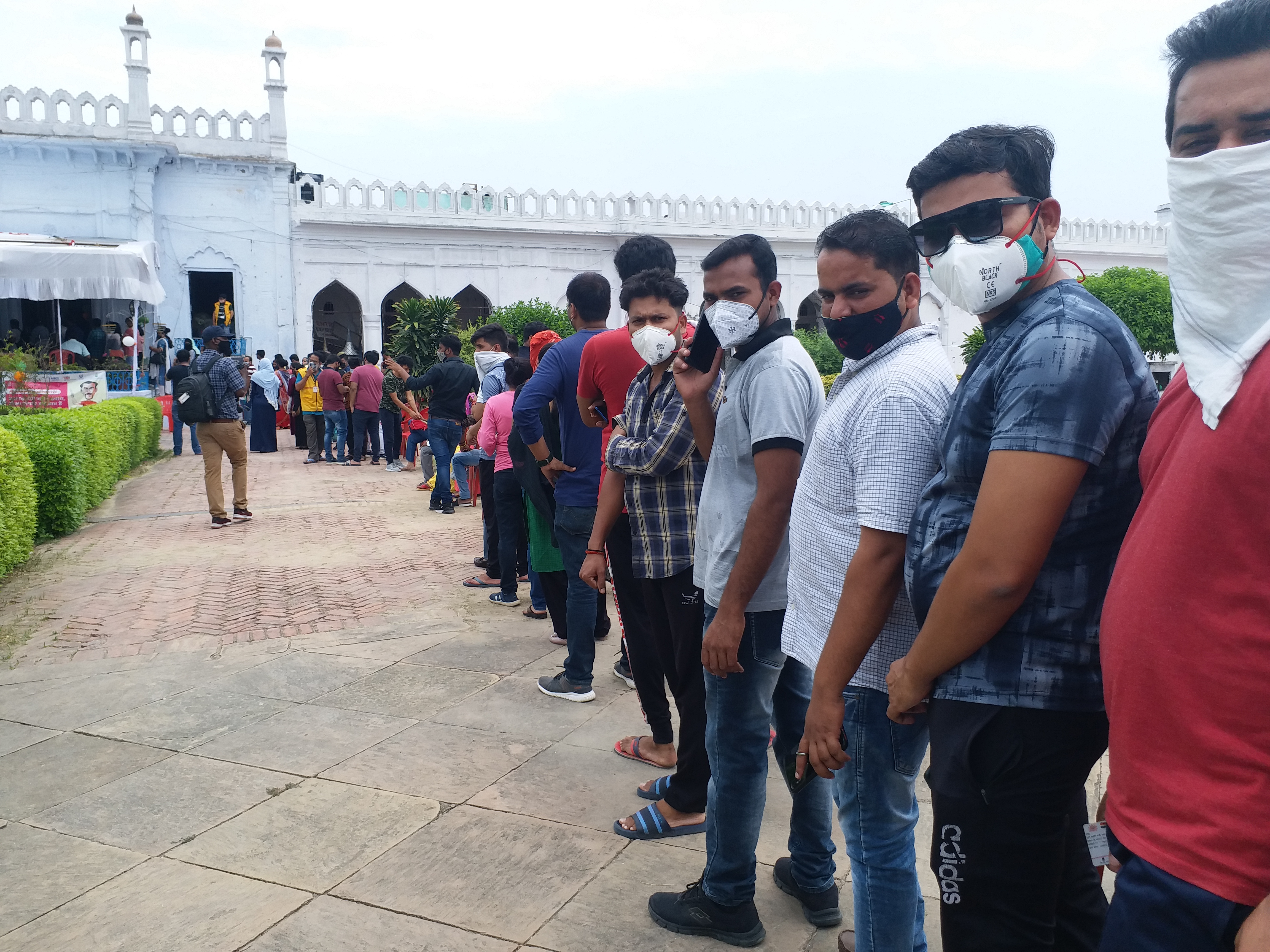 vaccination camp near me  Chota Imambara vaccination camp  lucknow news  mega vaccination camp in lucknow  vaccination campaign  छोटा इमामबाड़ा  मेगा वैक्सीनेशन सेंटर  छोटा इमामबड़ा में वैक्सीनेशन सेंटर  लखनऊ में वैक्सीनेशन सेंटर  छोटा इमामबड़ा में वैक्सीनेशन कैंप  लखनऊ खबर