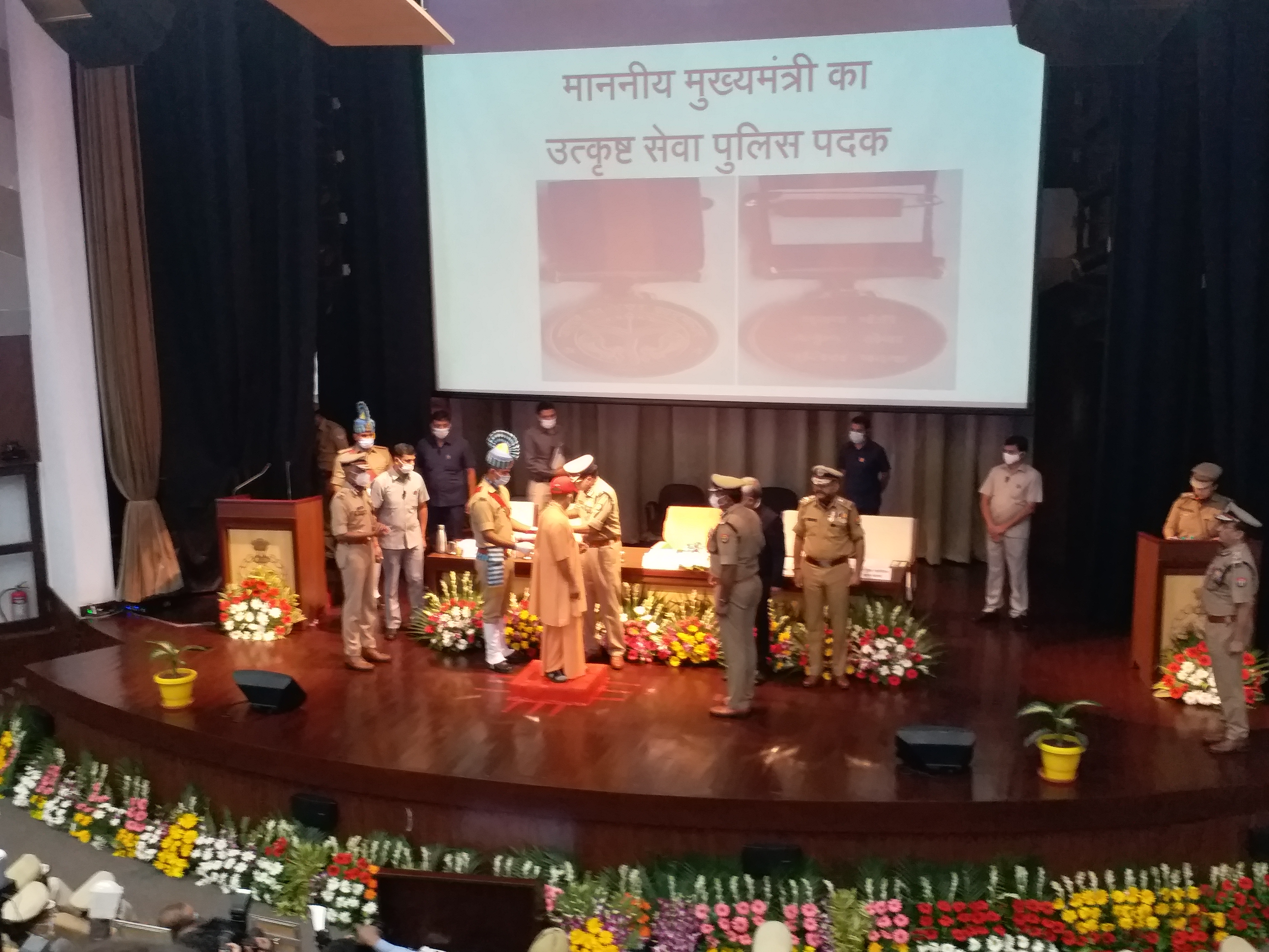 पुलिस कर्मियों को मेडल देकर सम्मानित करते सीएम योगी.