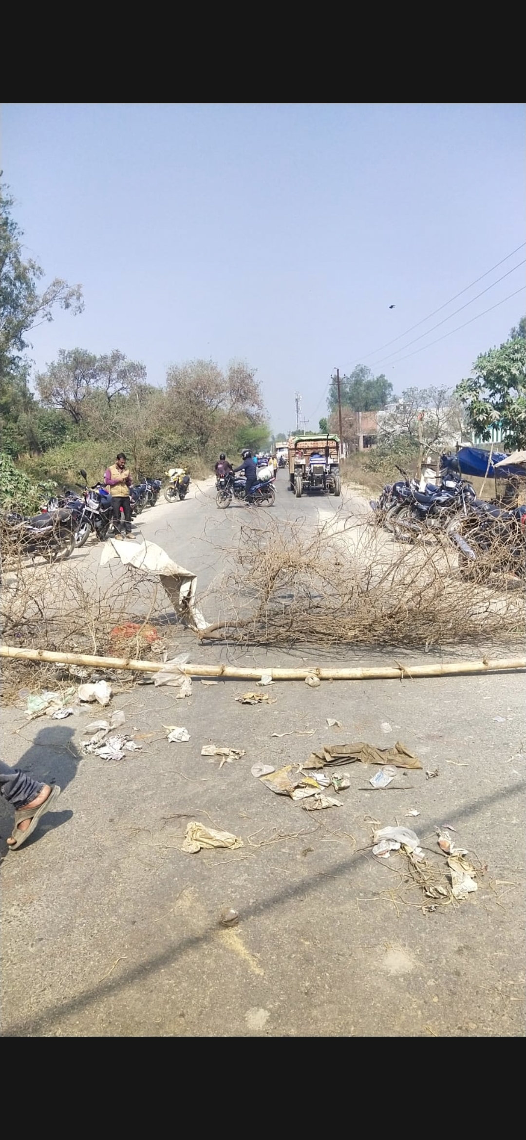 ट्रक ने बाइक को मारी टक्कर