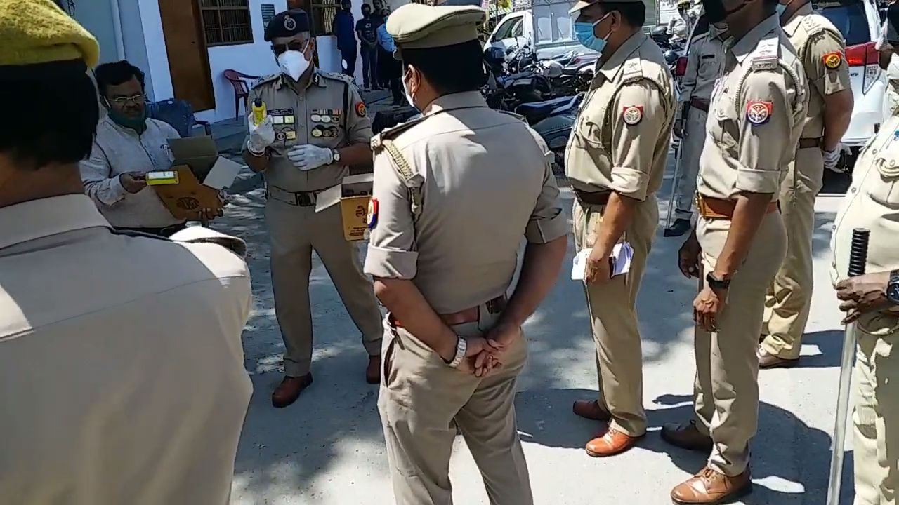 खादी ग्रामोद्योग ने पुलिसकर्मियों को बांटे सैनिटाइजर.