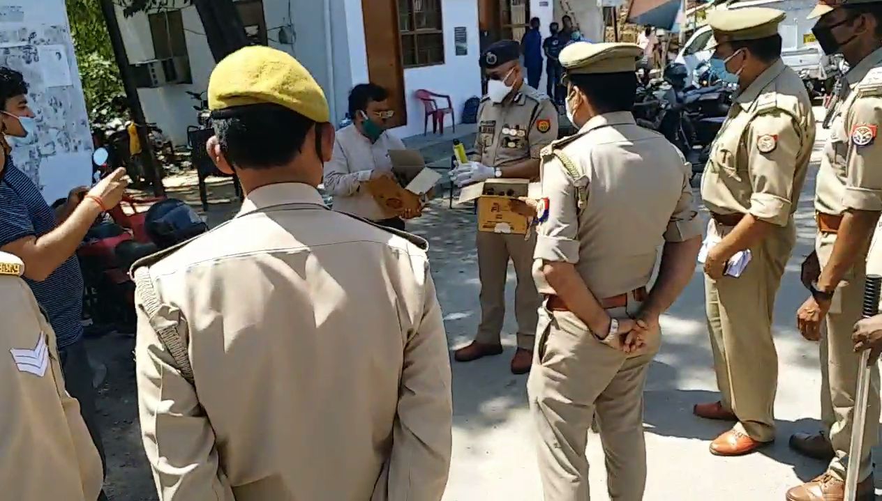 खादी ग्रामोद्योग ने पुलिसकर्मियों को बांटे सैनिटाइजर.