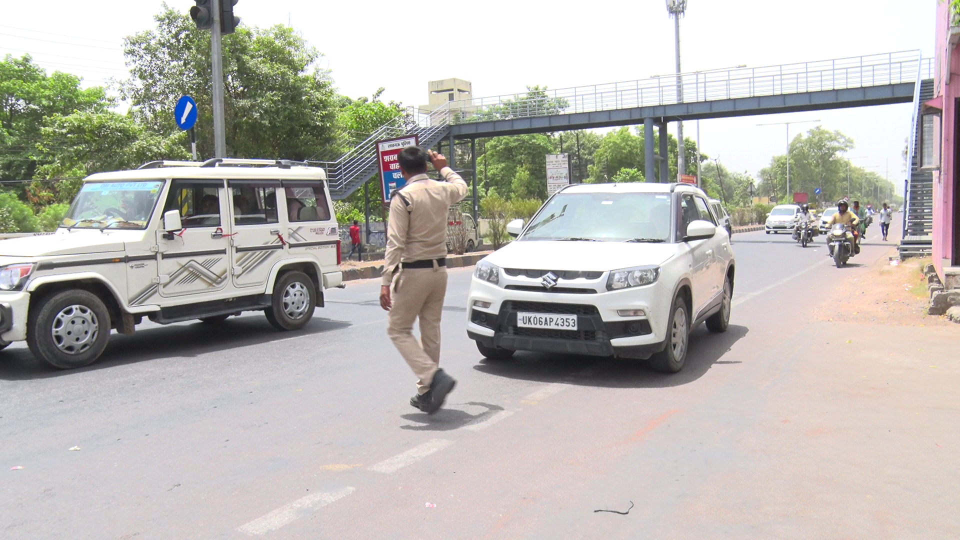 बाहरी जिले का वाहन देखते ही सक्रिय हो जाती है लखनऊ की ट्रैफिक पुलिस