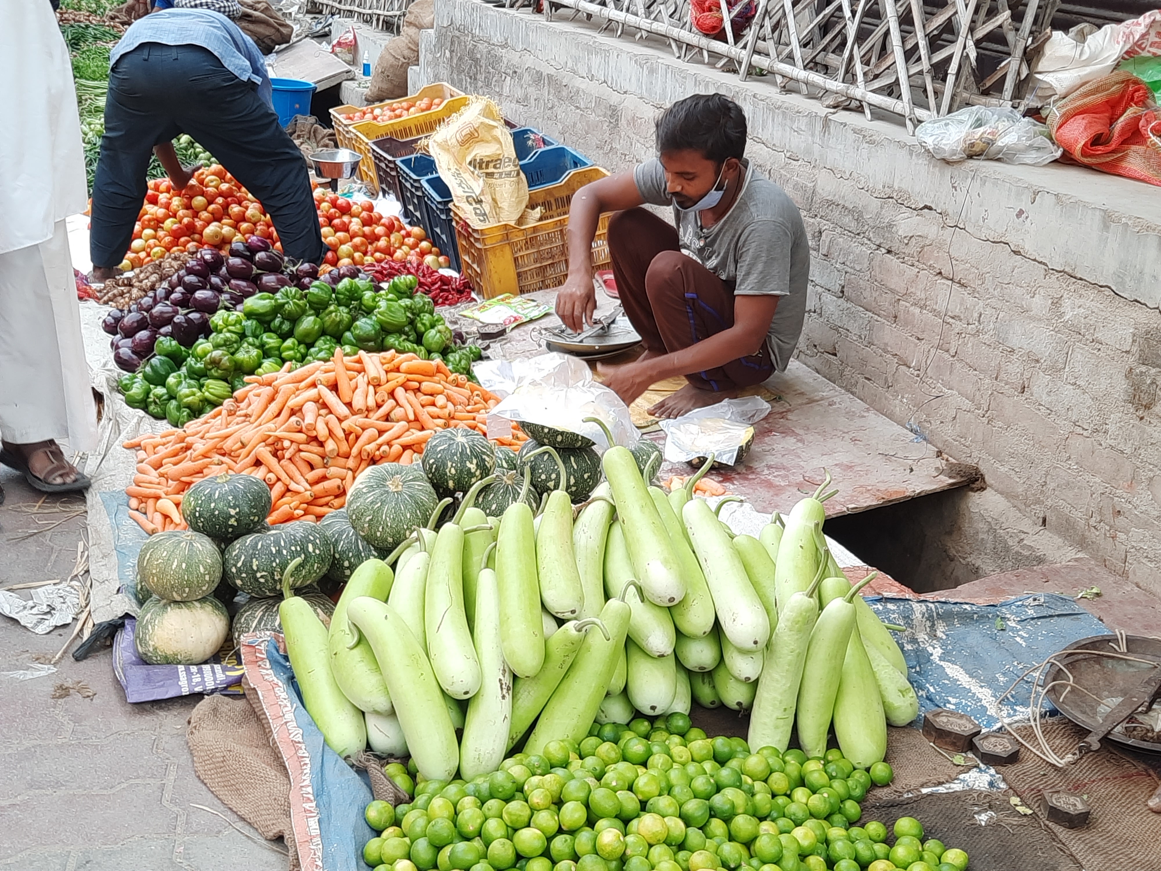 हरी सब्जियों के दाम भी गिरे