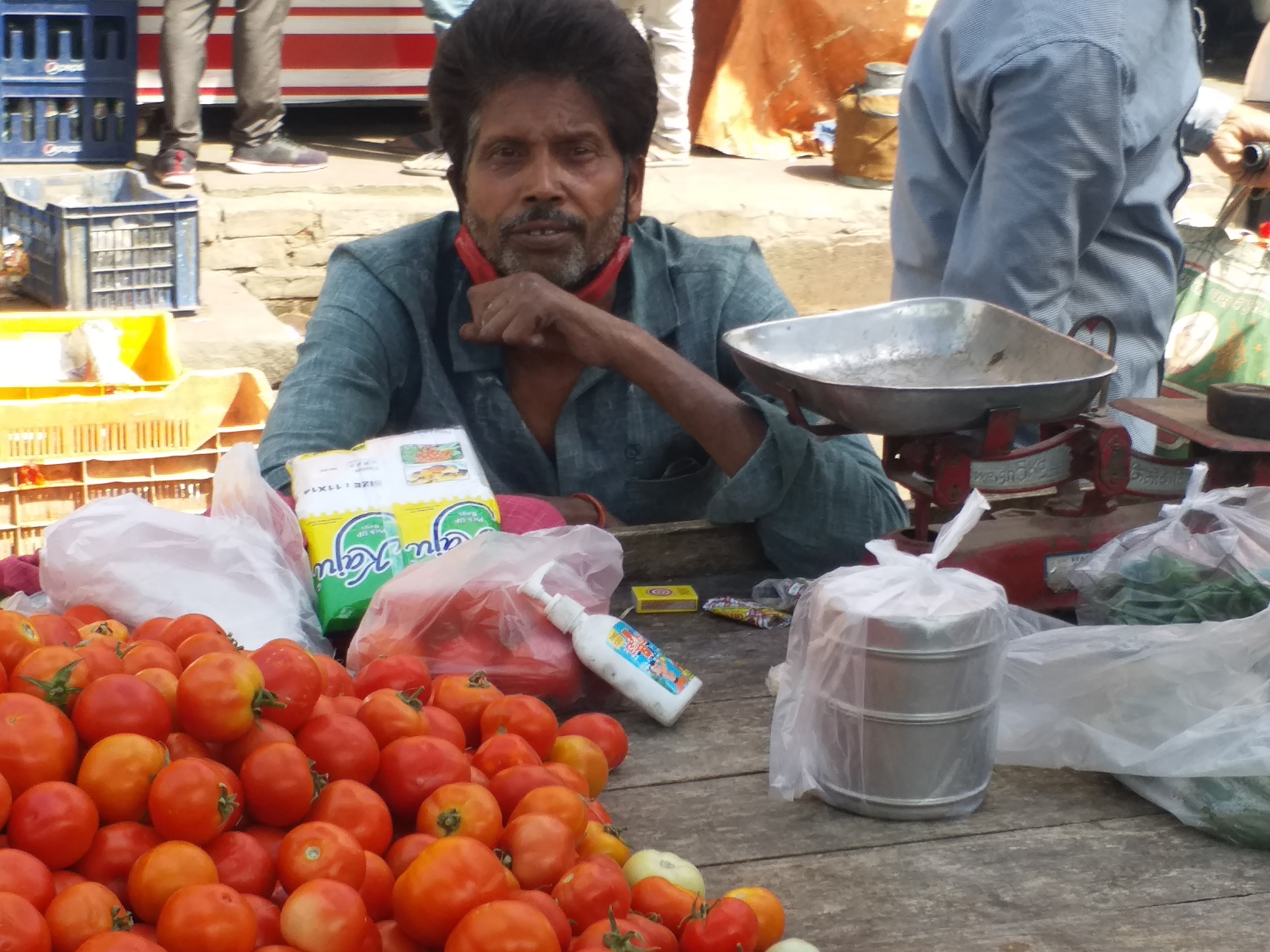 सब्जी मंडी में कोरोना से बेखौफ दुकानदार.