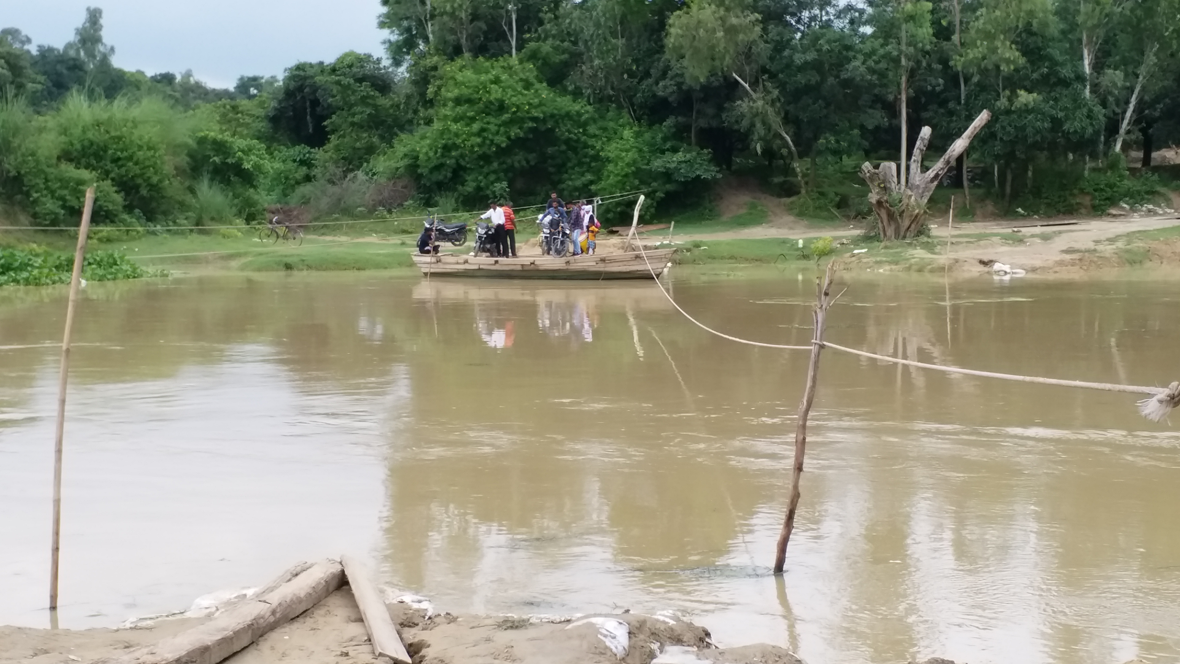 नाव से पार करते हैं नदी.