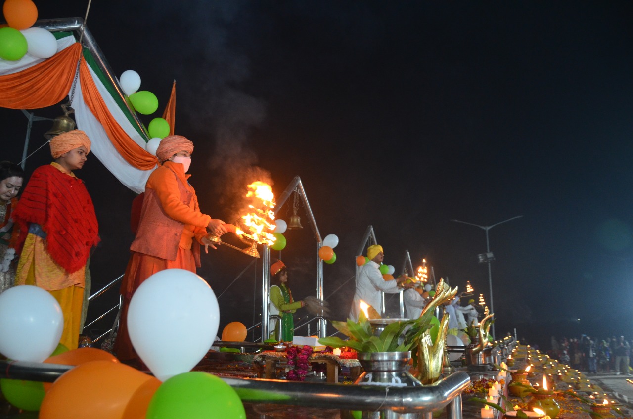 11 वेदियों पर की गई आदि गंगा मां गोमती की आरती